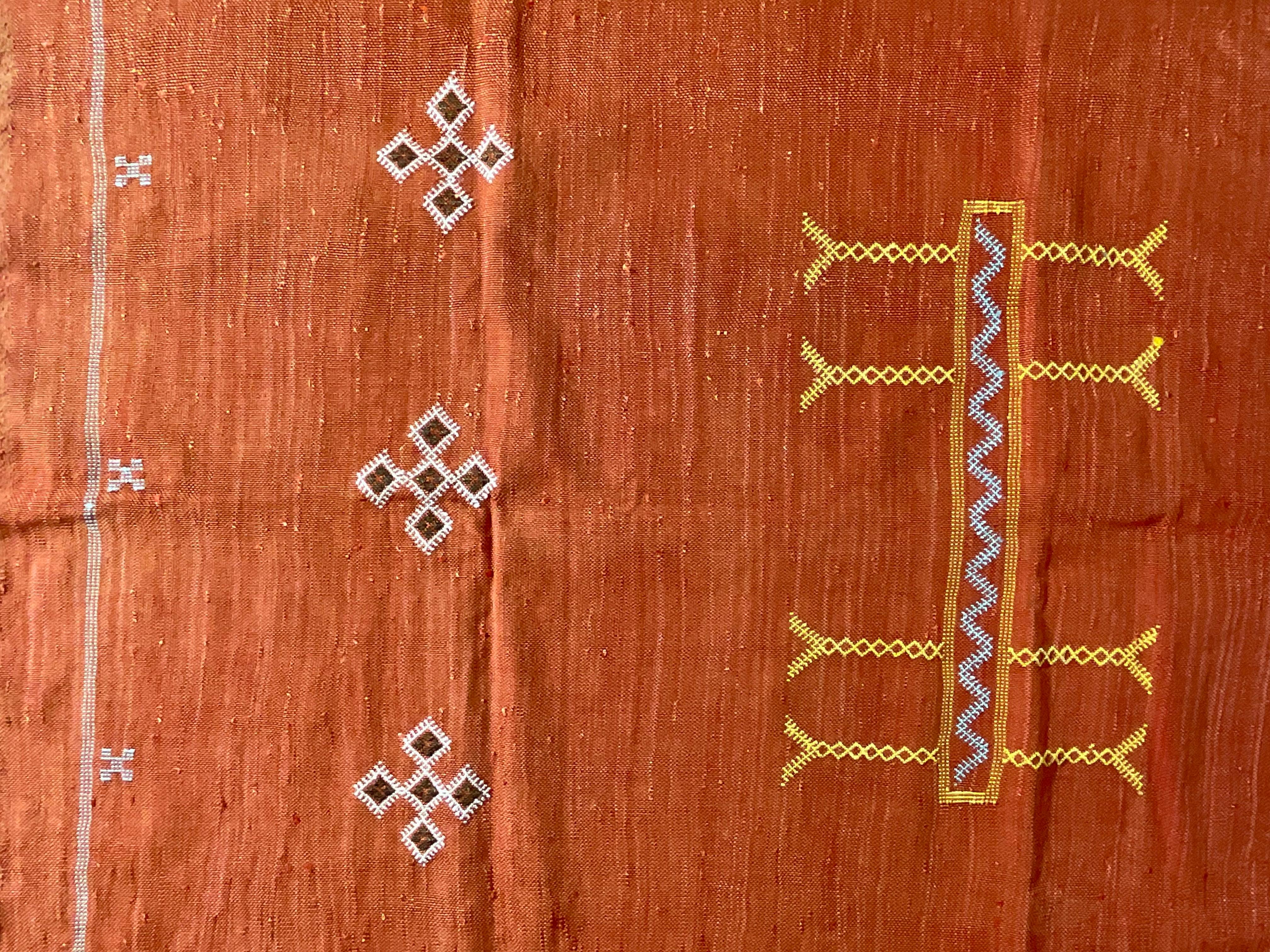 Marokkanischer flachgewebter Kaktus-Seiden-Kilim-Teppich im Angebot 3