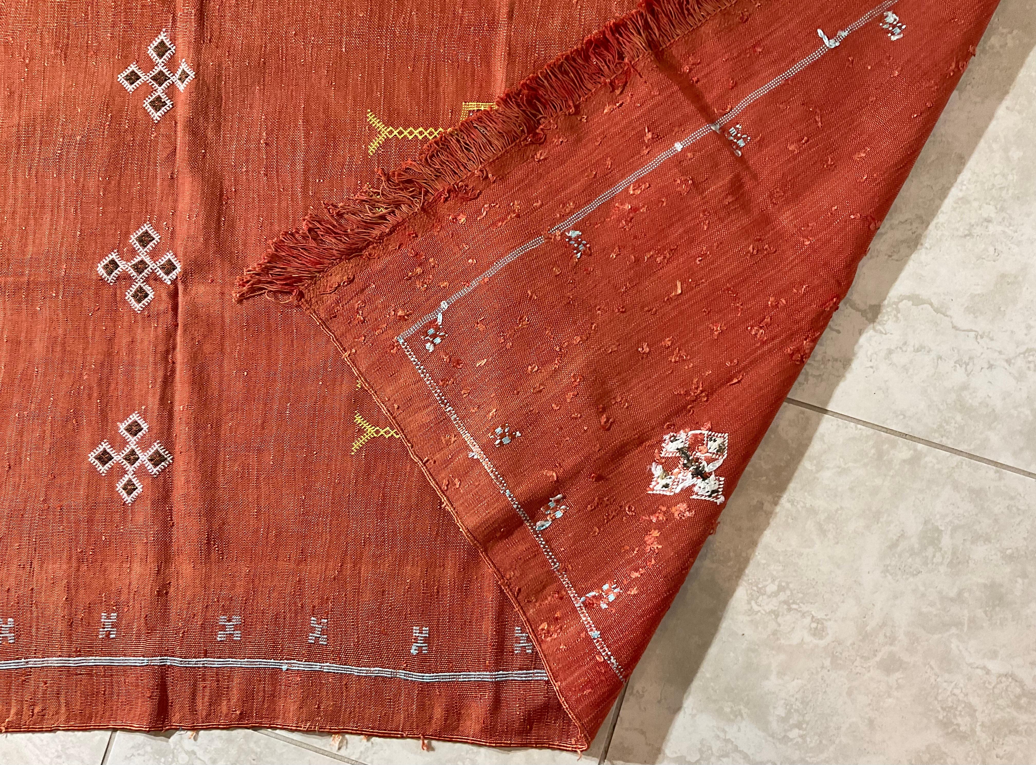 Marokkanischer flachgewebter Kaktus-Seiden-Kilim-Teppich im Angebot 4