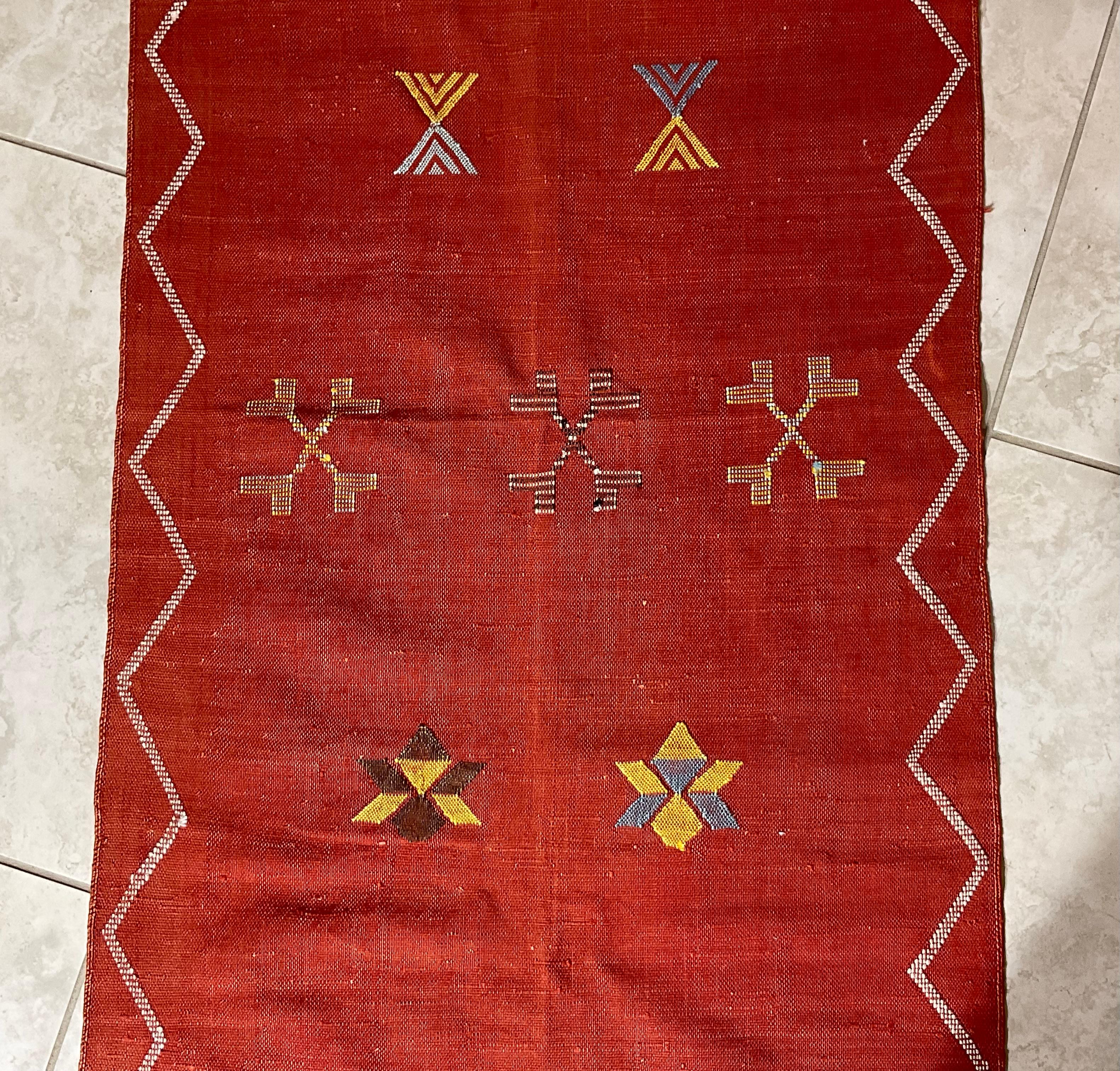 Traves de Mesa Kilim Marroquí de Seda de Cactus Tejido Plano en Bueno estado para la venta en Delray Beach, FL