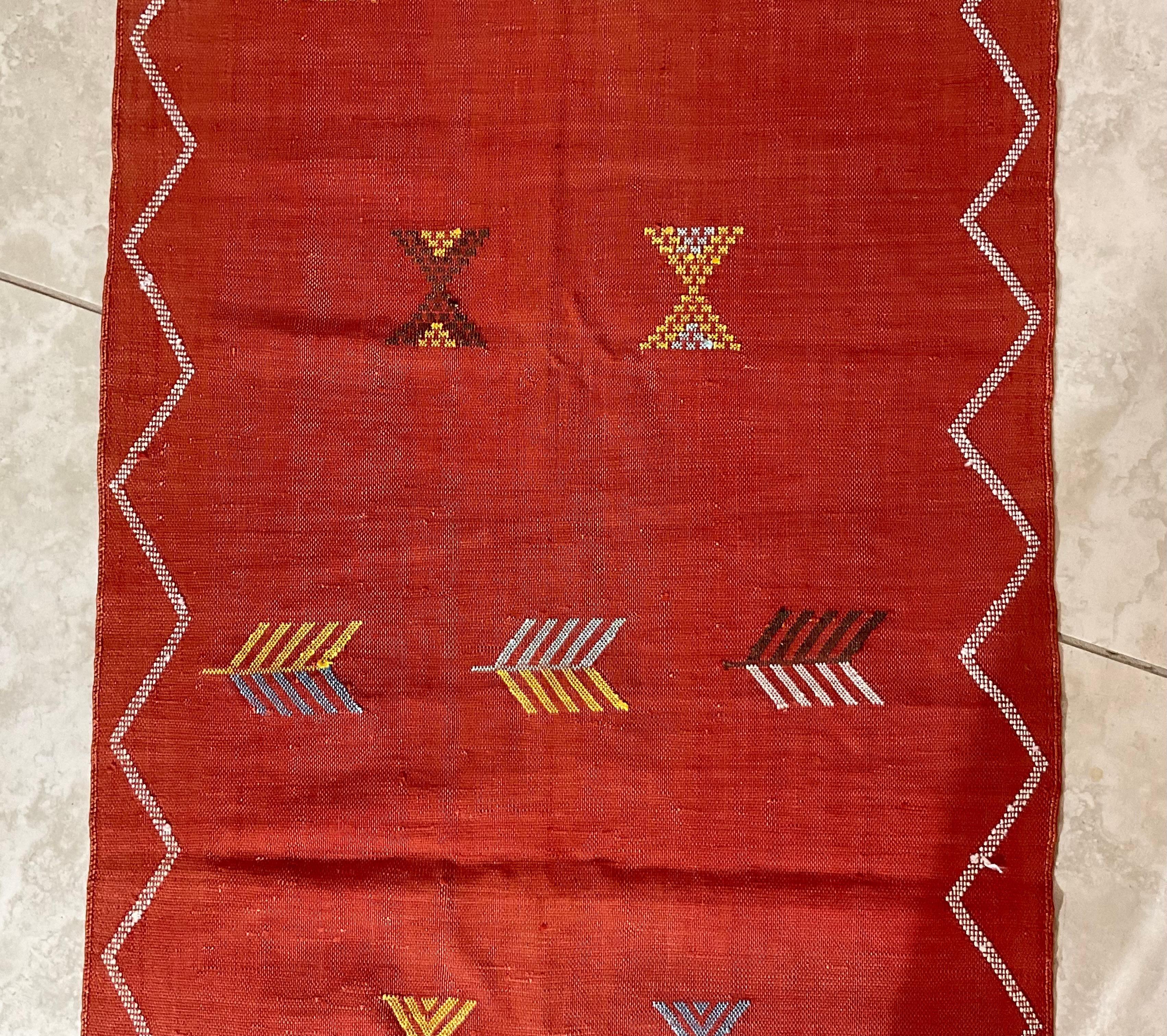 Traves de Mesa Kilim Marroquí de Seda de Cactus Tejido Plano Siglo XXI y contemporáneo en venta