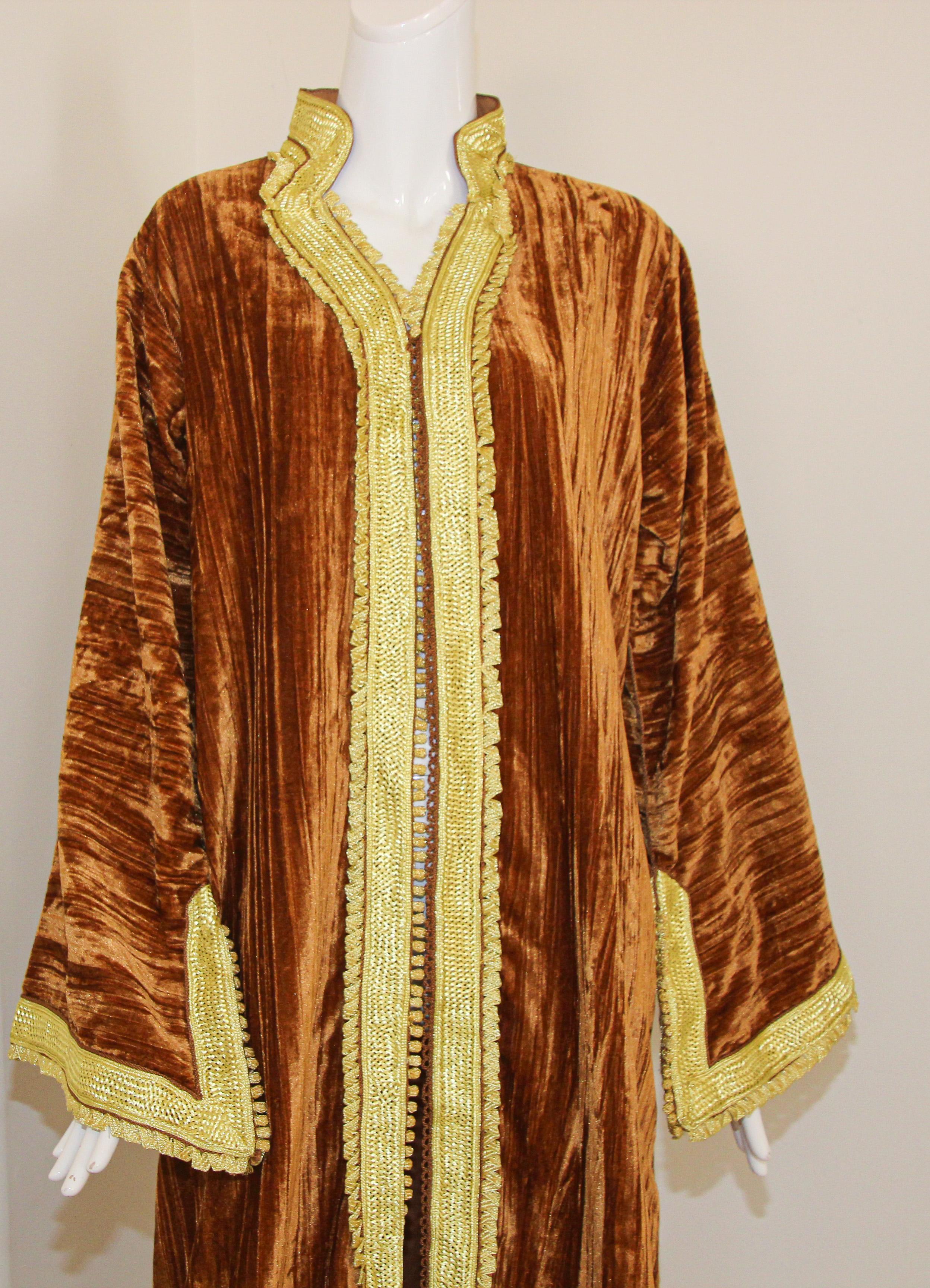 Women's or Men's Moroccan Caftan Caramel Velvet and Gold Embroidered 1960 For Sale