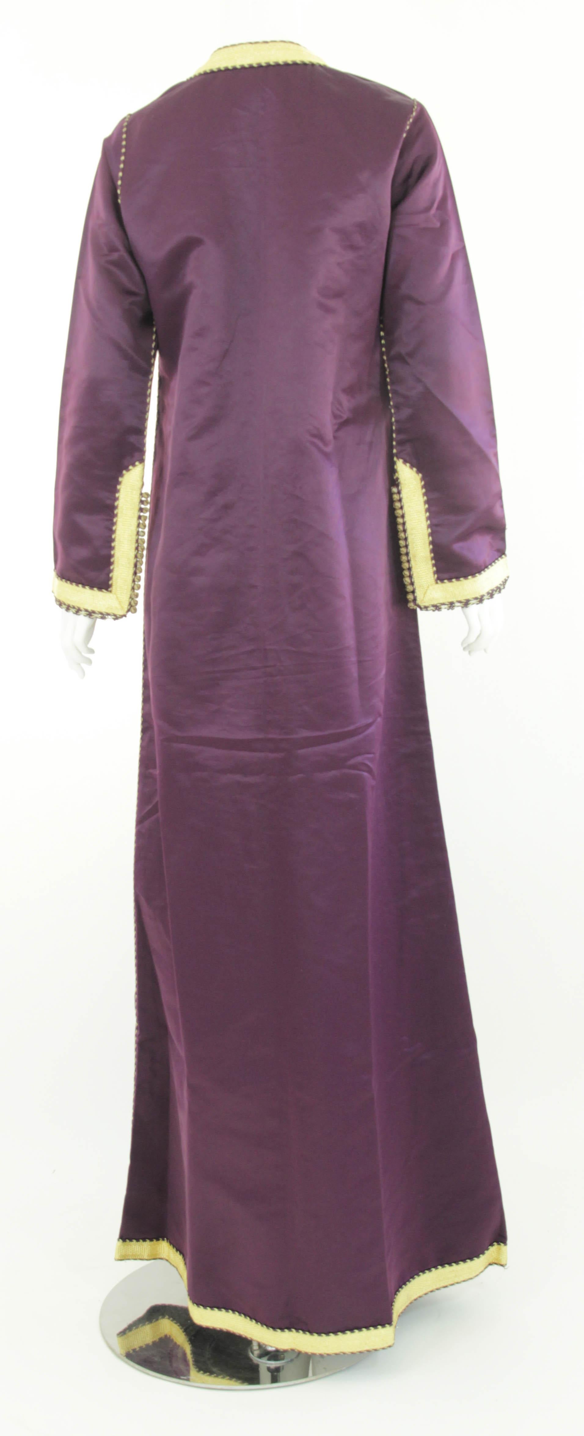 Moroccan Caftan Dark Purple and Gold Damask Embroidered Vintage Kaftan 1960s For Sale 6