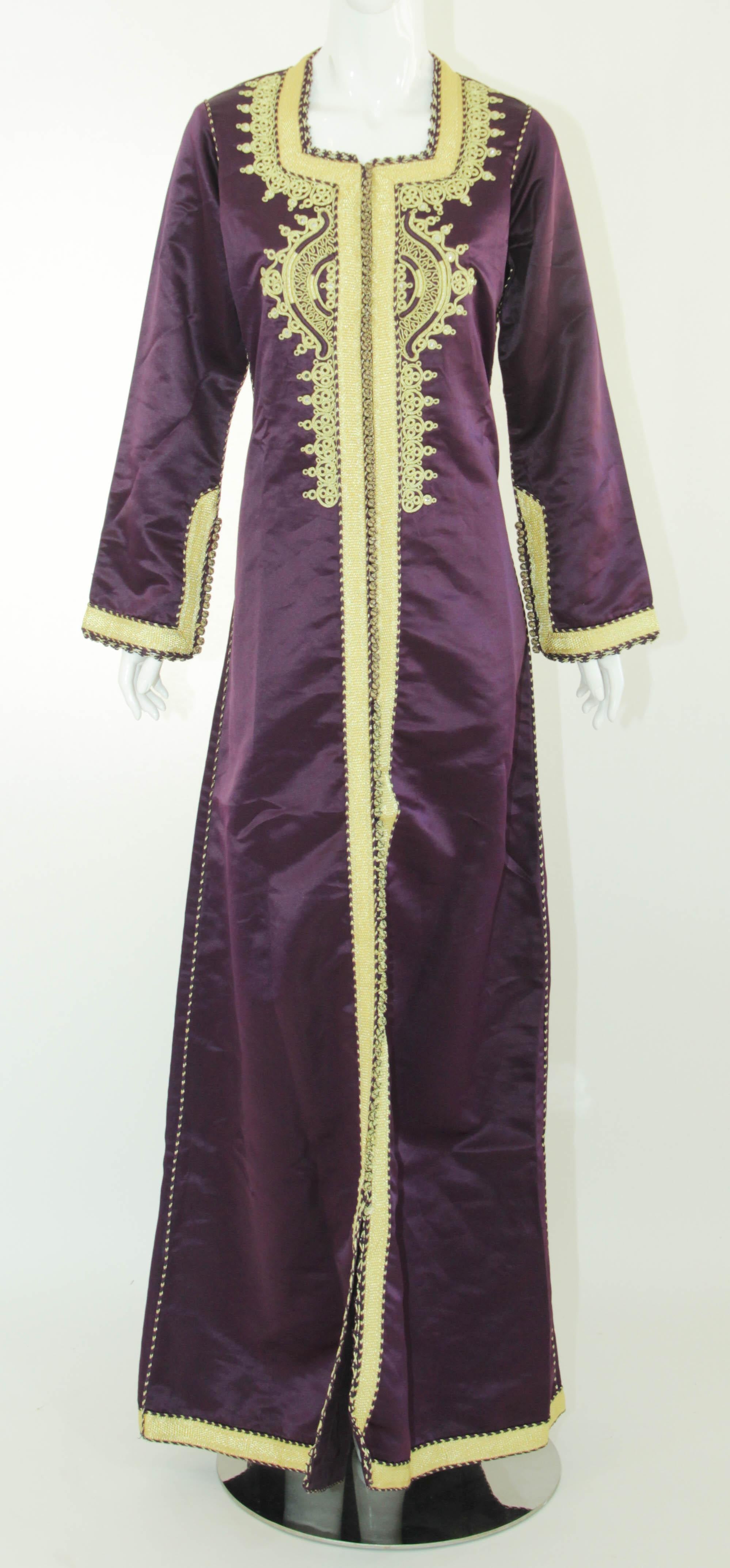 Moroccan Caftan Dark Purple and Gold Damask Embroidered Vintage Kaftan 1960s For Sale 7