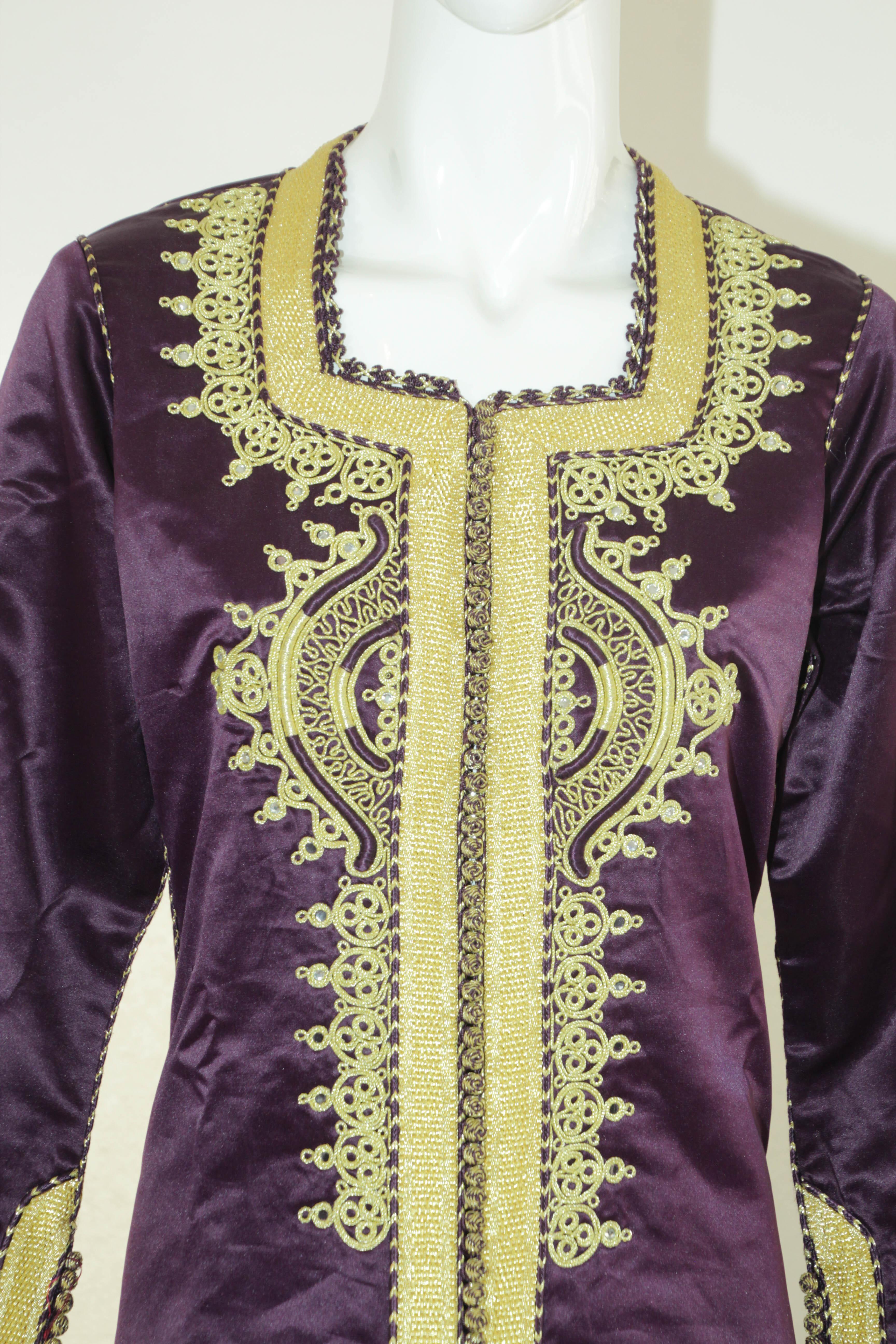 Moroccan Caftan Dark Purple and Gold Damask Embroidered Vintage Kaftan 1960s In Good Condition For Sale In North Hollywood, CA
