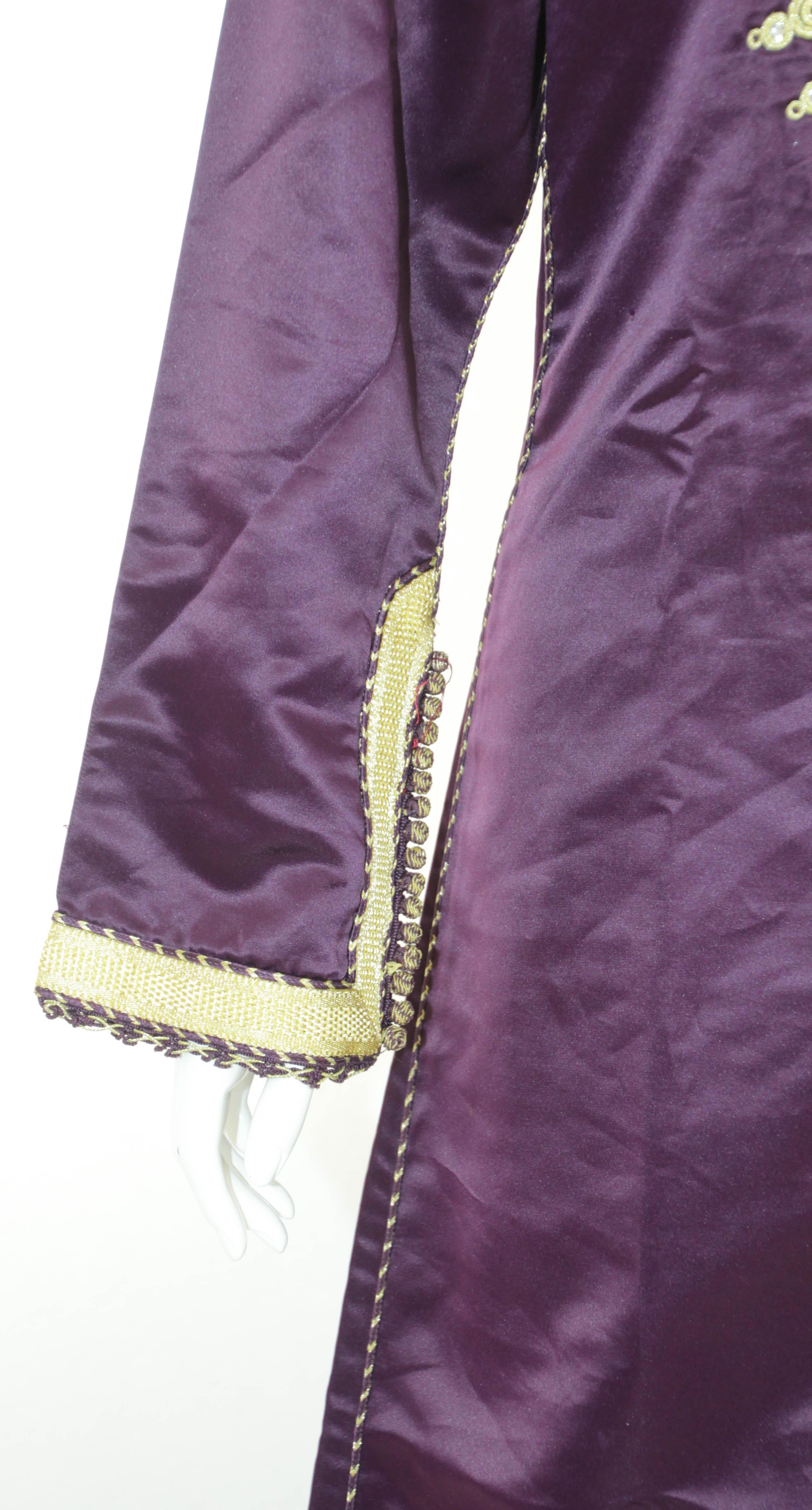 Women's Moroccan Caftan Dark Purple and Gold Damask Embroidered Vintage Kaftan 1960s For Sale
