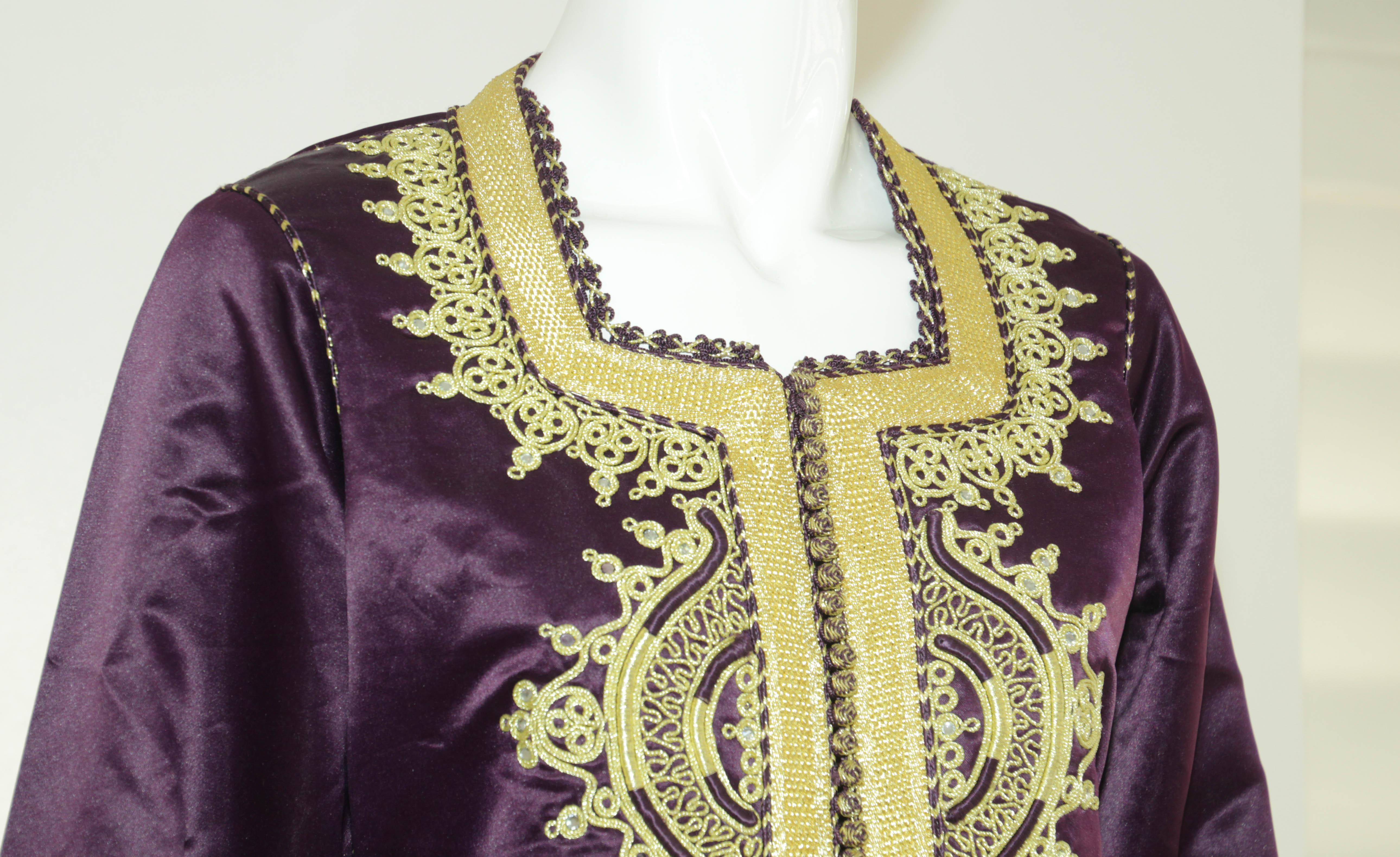 Moroccan Caftan Dark Purple and Gold Damask Embroidered Vintage Kaftan 1960s For Sale 1