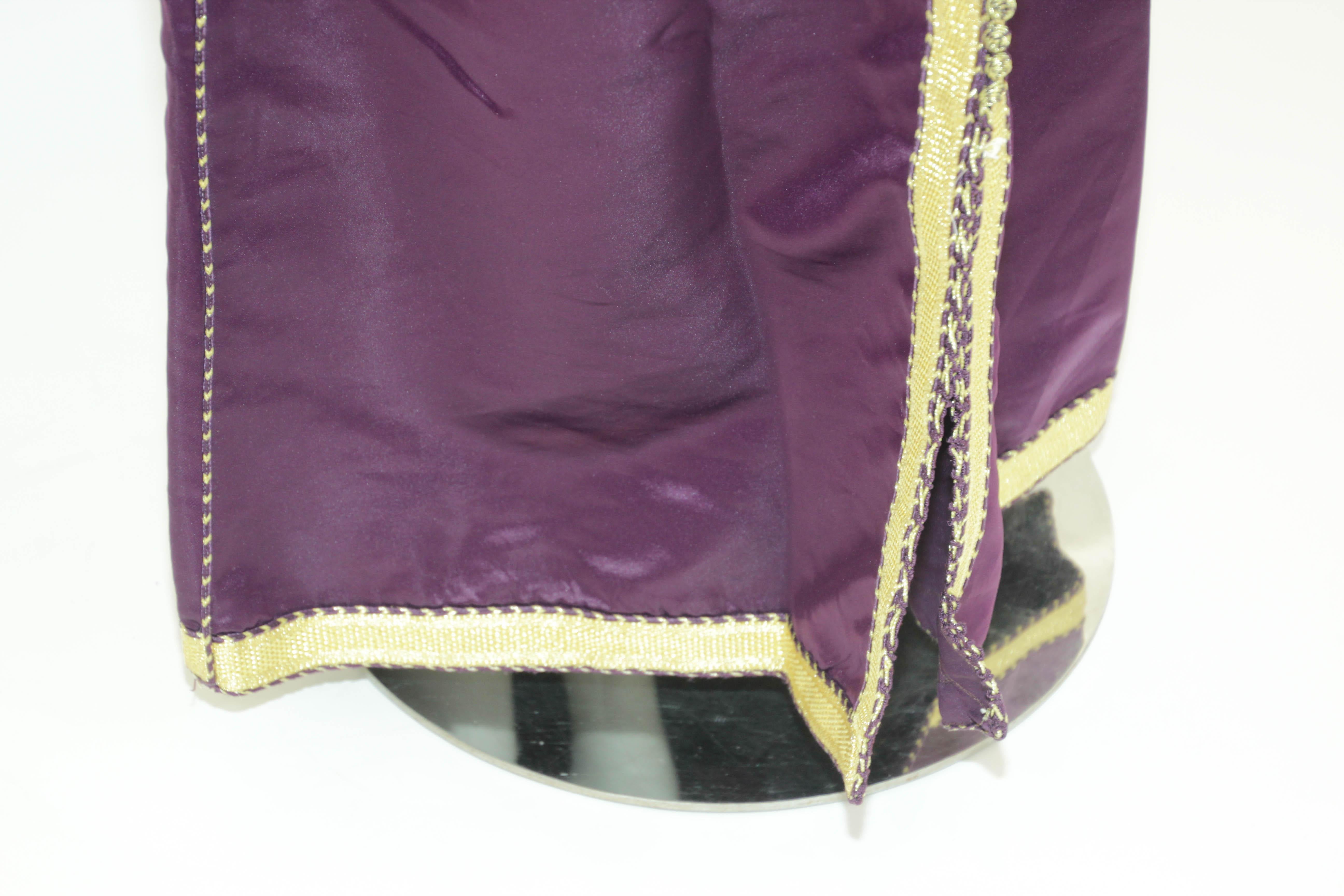 Moroccan Caftan Dark Purple and Gold Damask Embroidered Vintage Kaftan 1960s For Sale 2