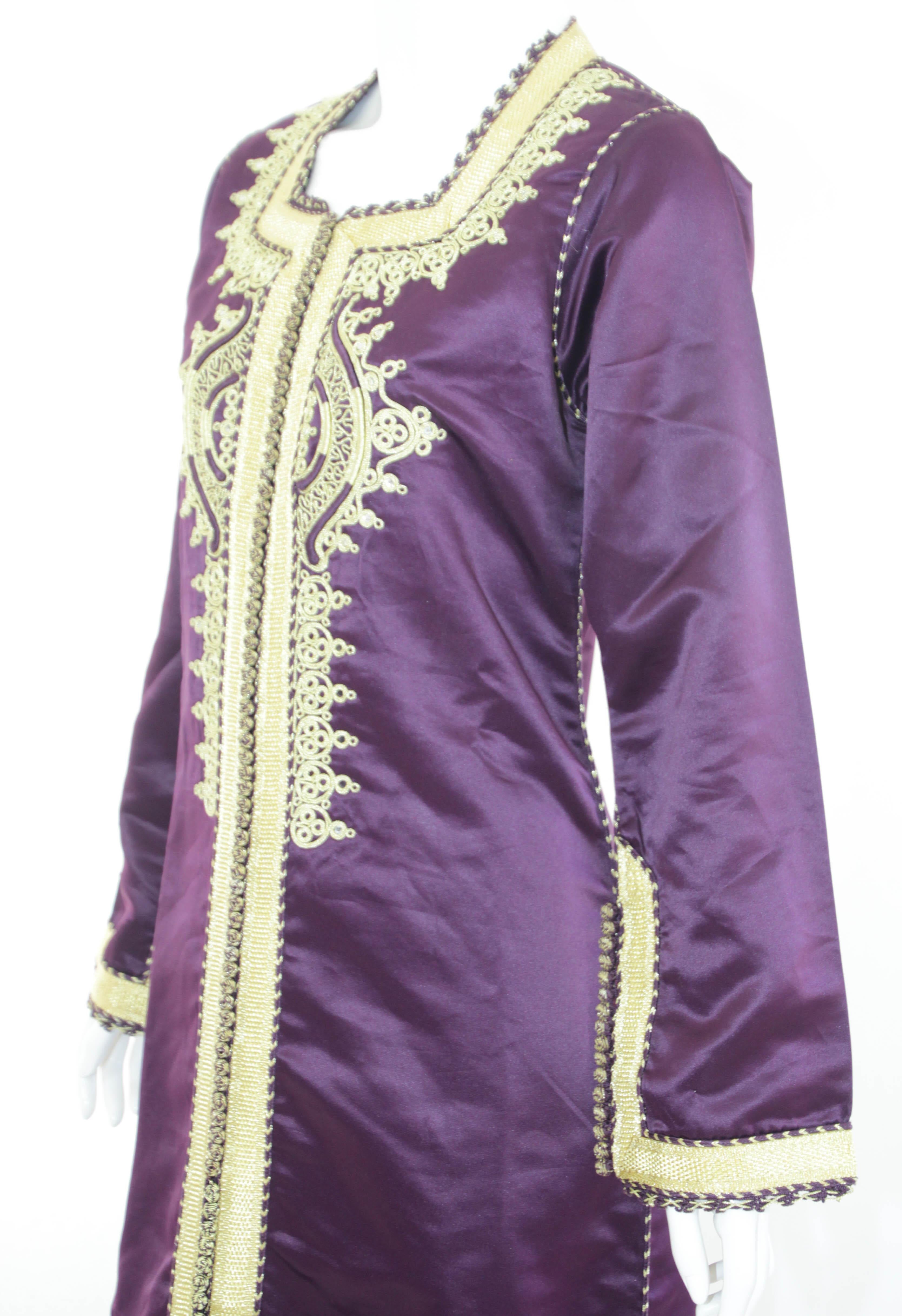 Moroccan Caftan Dark Purple and Gold Damask Embroidered Vintage Kaftan 1960s For Sale 3