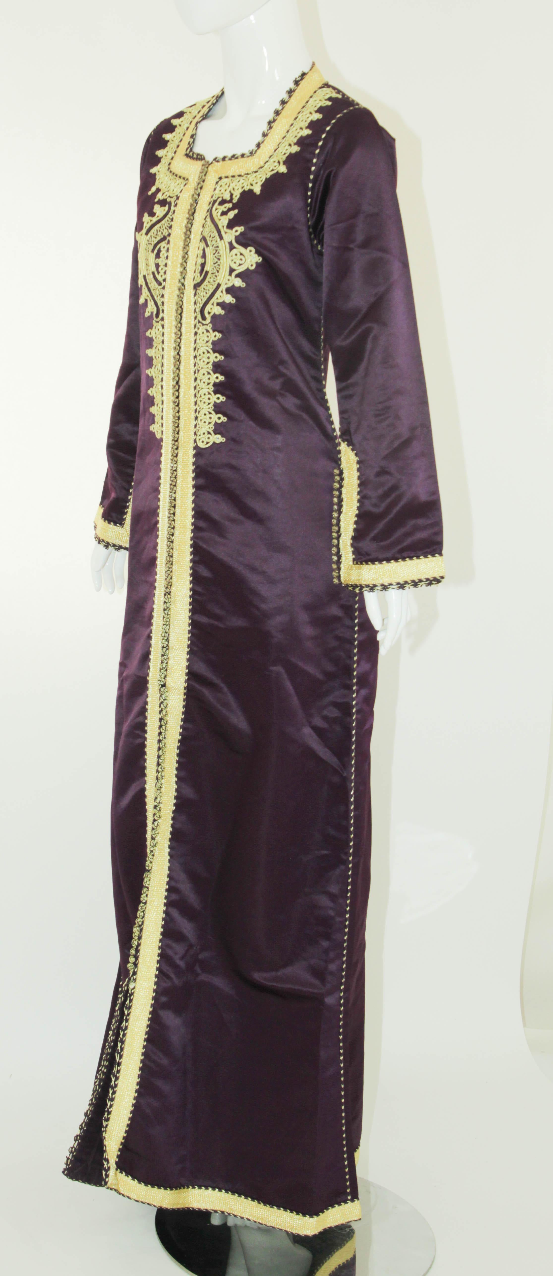 Moroccan Caftan Dark Purple and Gold Damask Embroidered Vintage Kaftan 1960s For Sale 4