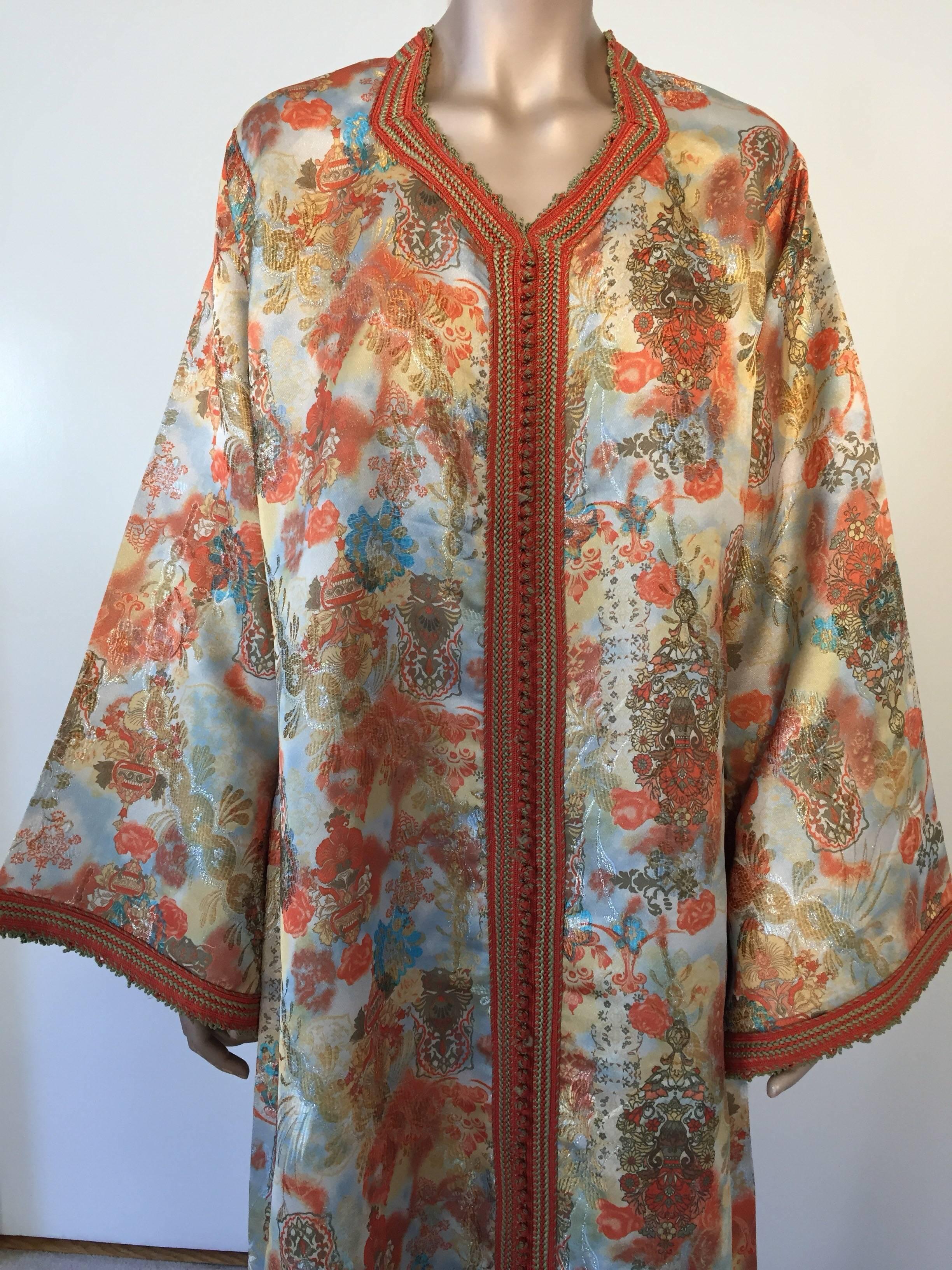 Wunderschönes Vintage-Händlerkleid, floraler mehrfarbiger Brokat-Kaftan, ca. 1970er Jahre.
Exotisches orientalisches florales langes Maxi-Kaftankleid mit breitem Arm und langen Ärmeln aus schimmerndem Brokatstoff.
Dieser Kaftan zeichnet sich durch