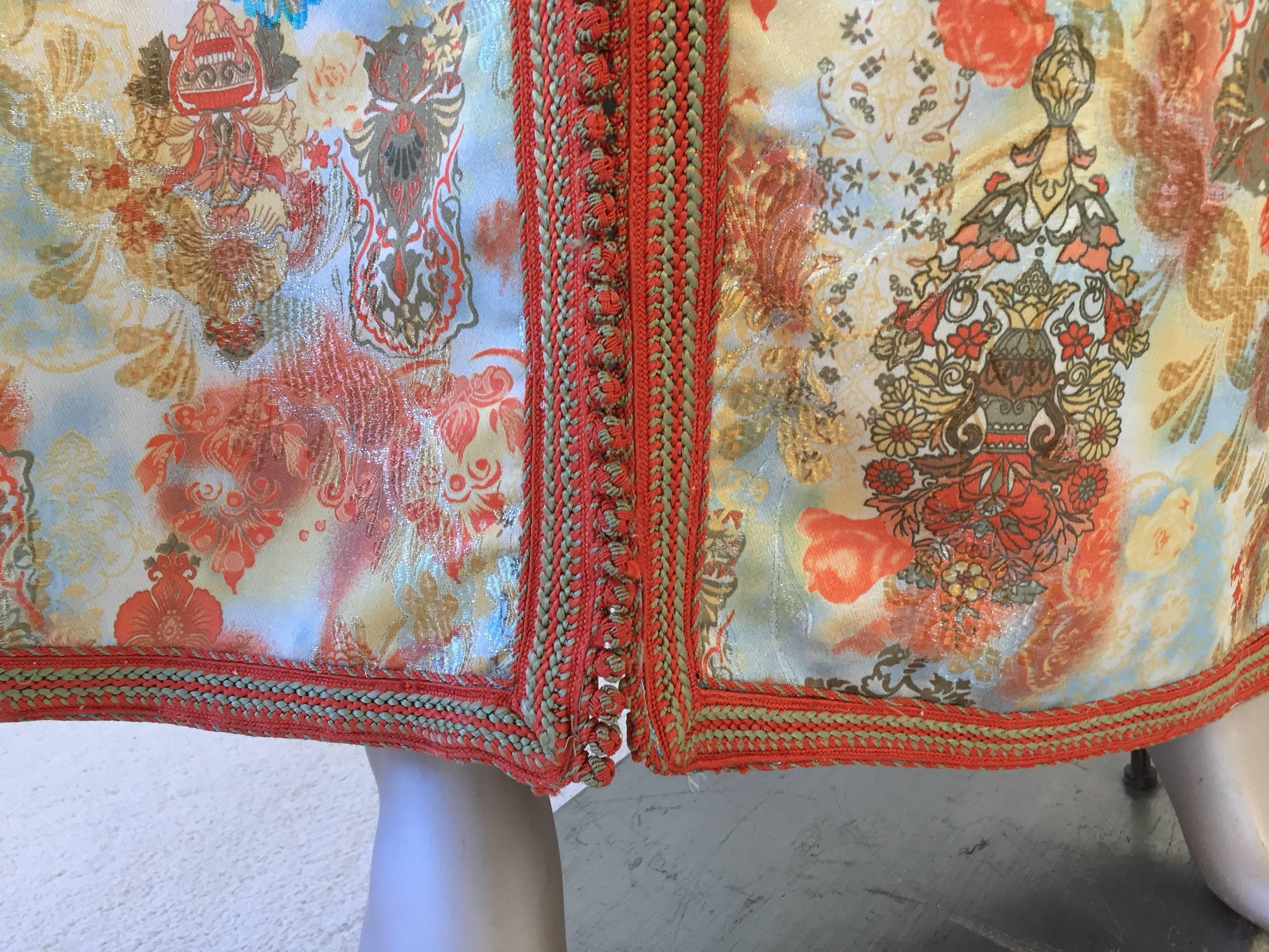 Marokkanischer Kaftan aus geblümtem Brokat, mehrfarbig bestickt, 1970er Jahre im Angebot 3