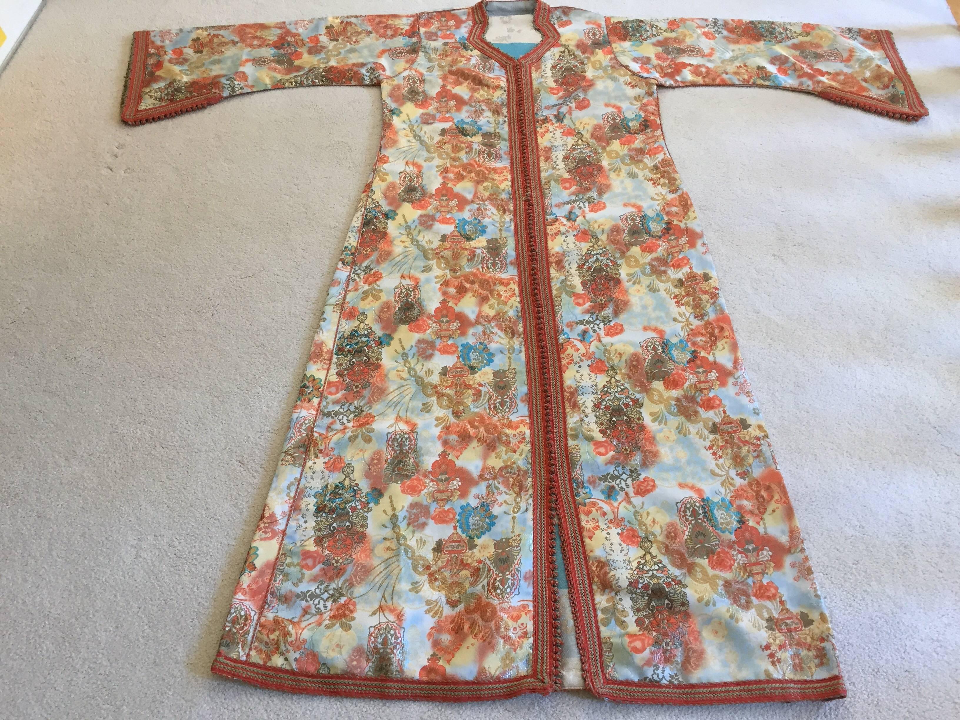 Caftan marocain caftan brodé de brocart à fleurs multicolore, années 1970 en vente 4