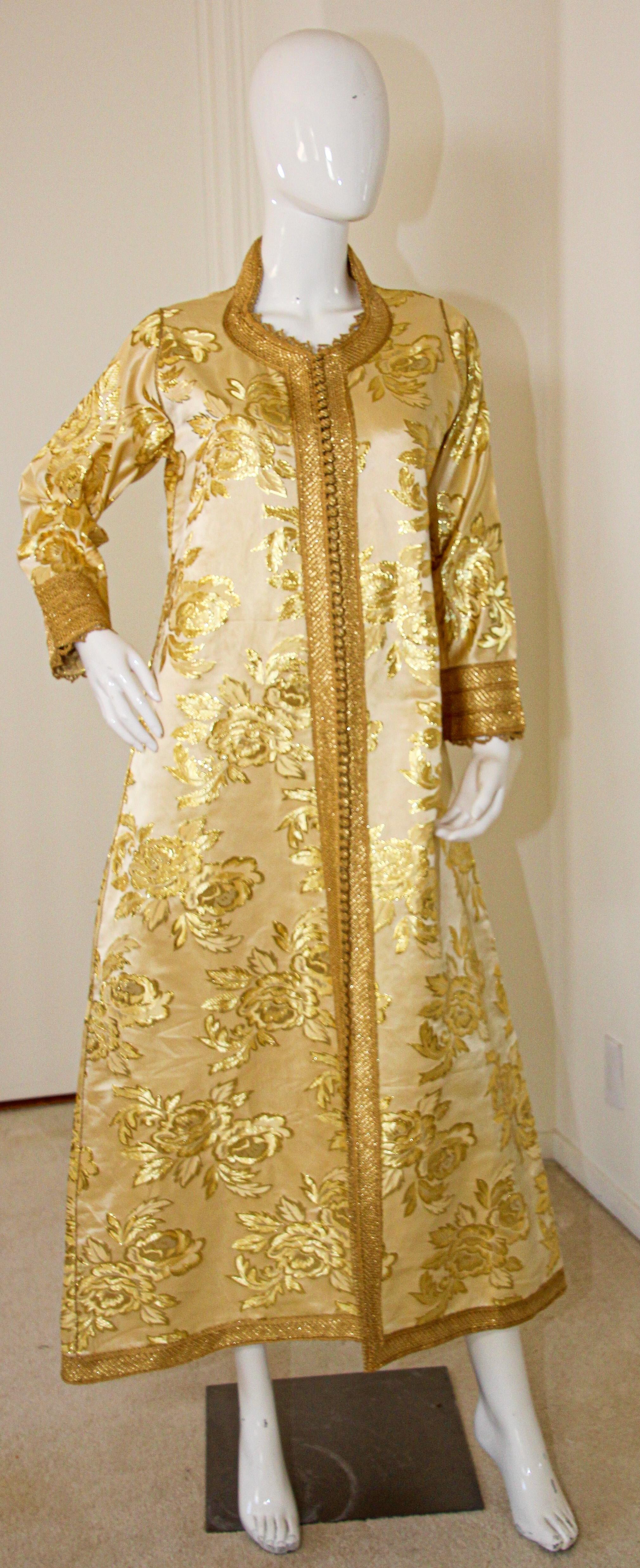 Amazing vintage Moroccan Caftan, gold silk damask gold threads trim, Circa 1960's
The light gold damask kaftan was entirely finish by hand.
One of a kind evening antique Moorish gown.
This authentic caftan has been hand-sewn from high end damask