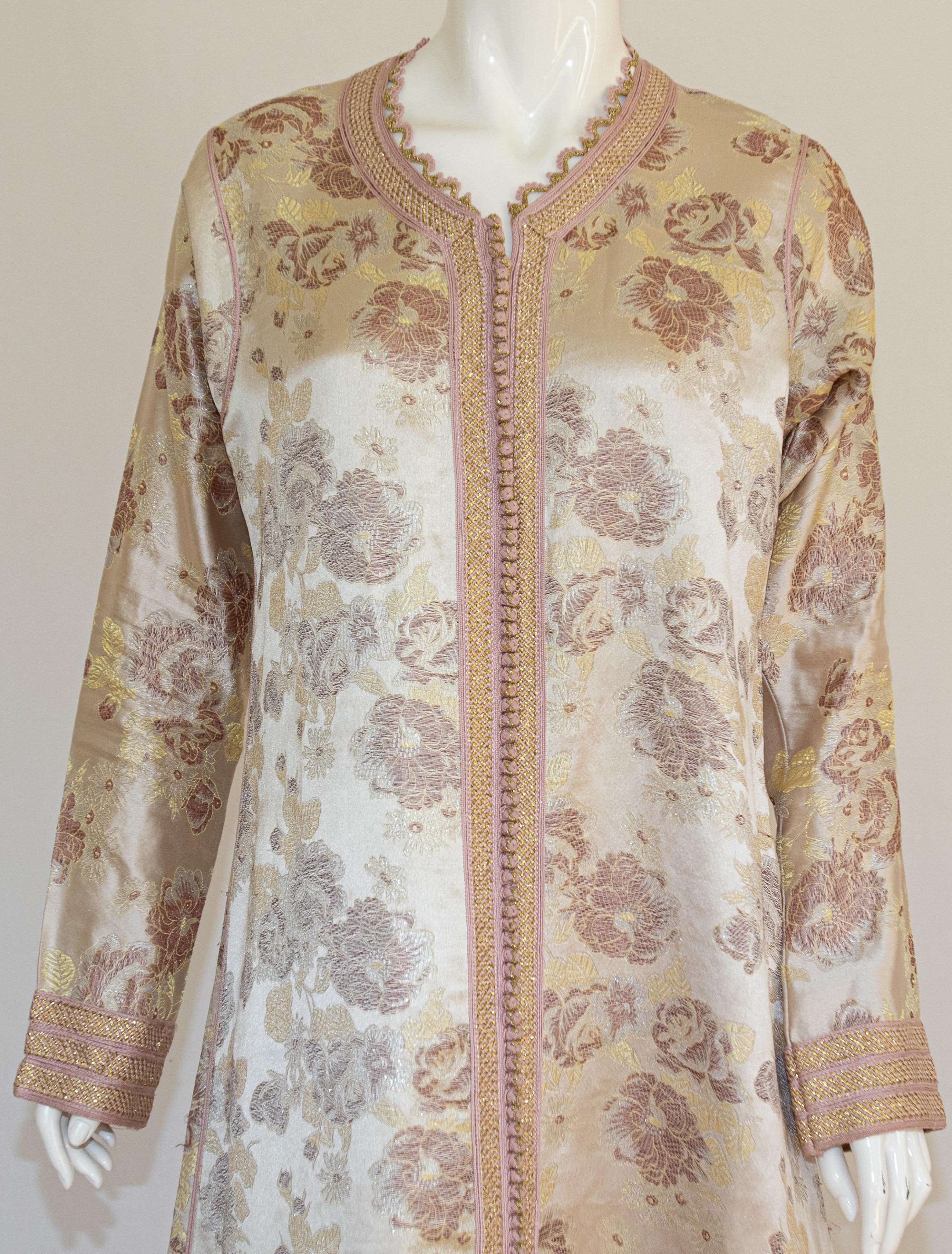 Milieu du XXe siècle Caftan marocain vintage brodé en damas doré, vintage, années 1960 en vente