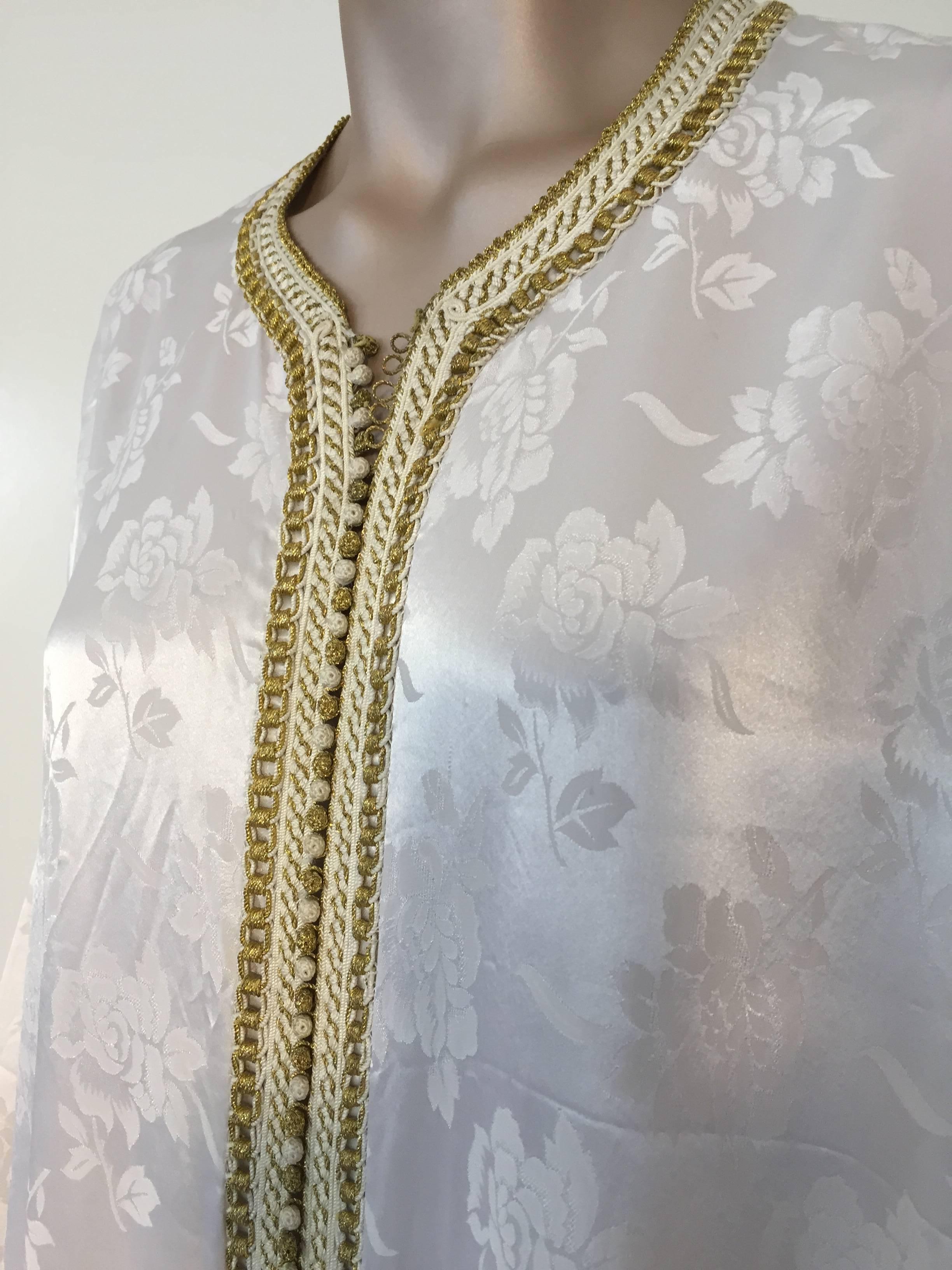 Gris Robe caftan marocaine blanche brodée d'une bordure dorée, circa 1970 en vente