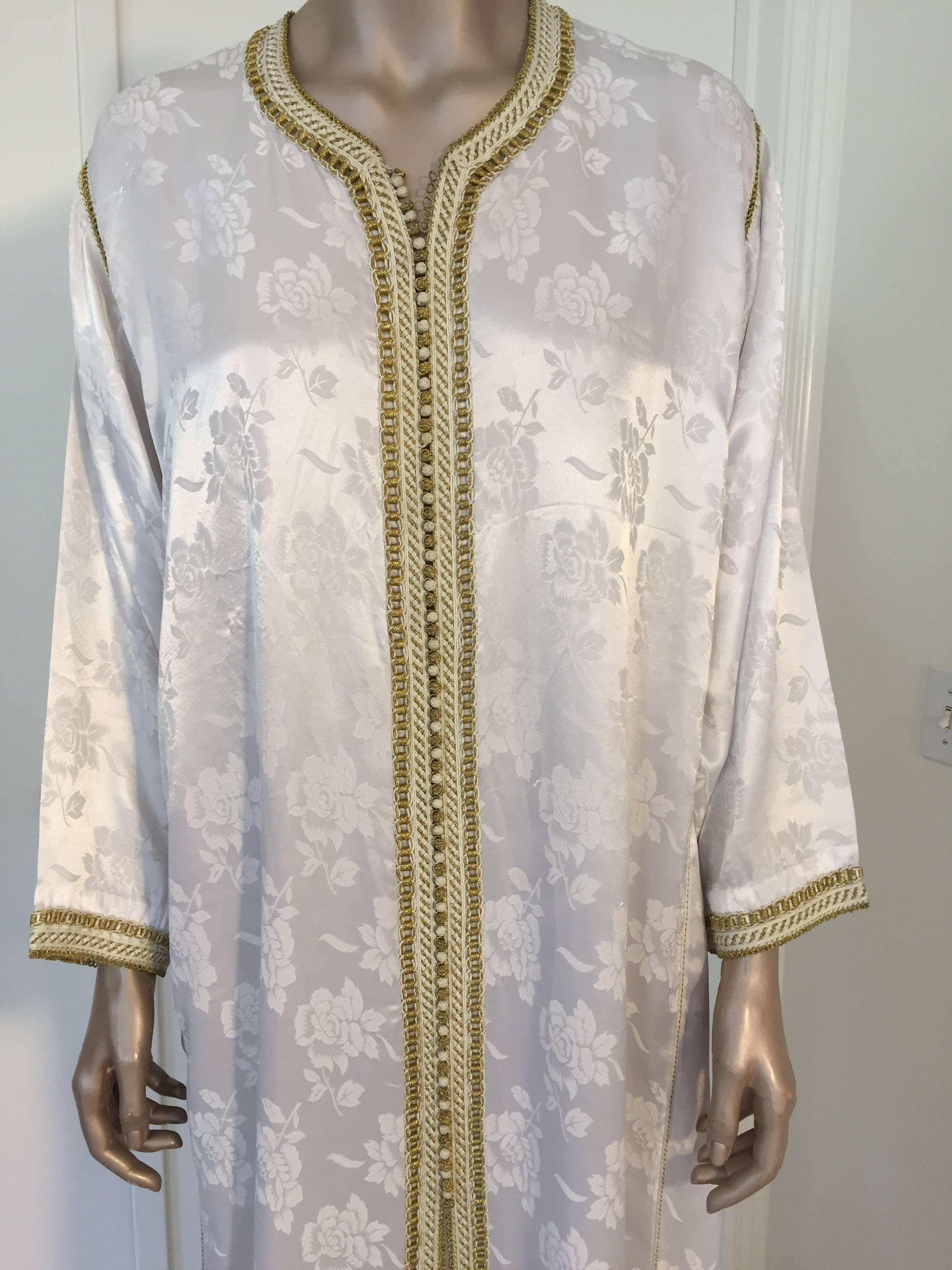 Moroccan Caftan Gown White Embroidered with Gold Trim, circa 1970 In Good Condition For Sale In North Hollywood, CA