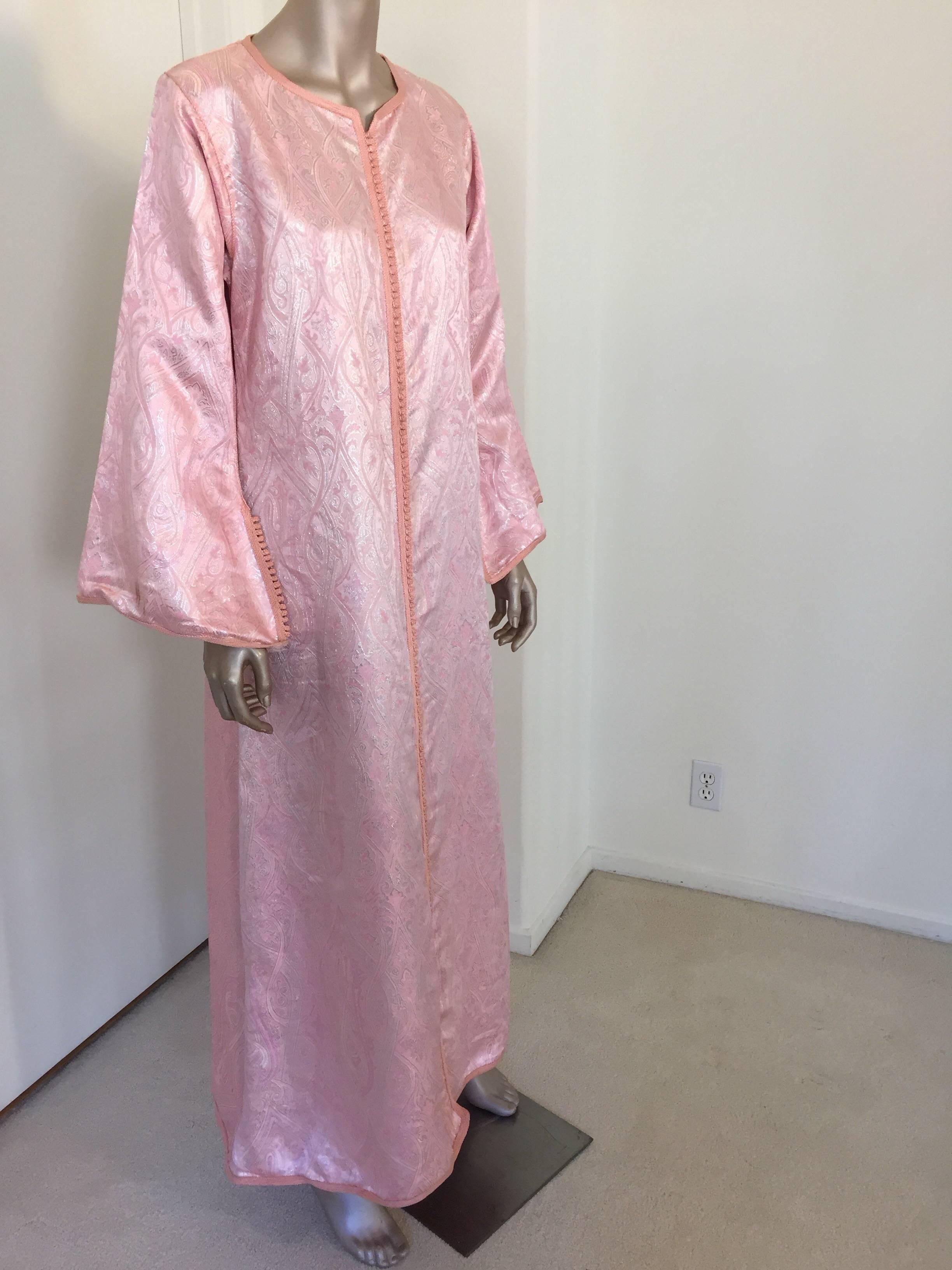 Moroccan caftan in metallic pink and silver brocade maxi dress kaftan handmade by Moroccan artist.
Handcrafted vintage exotic 1970s pink metallic brocade ceremonial caftan gown from North Africa, Morocco.
The luminous brocade fabric shimmers with