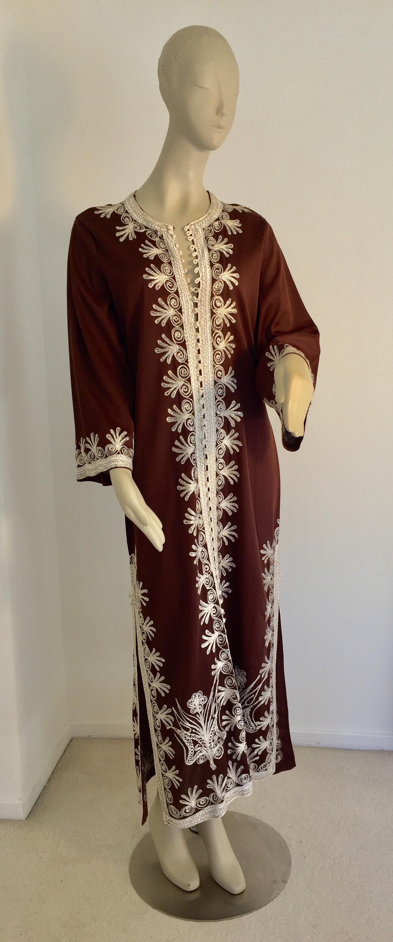 Elegant Moroccan caftan embroidered charcoal grey color with gold threads, 
circa 1970s.
This long maxi dress kaftan features a traditional Egyptian neckline, with side slits and embellished sleeves with gold Moorish designs.
In Morocco, fashion