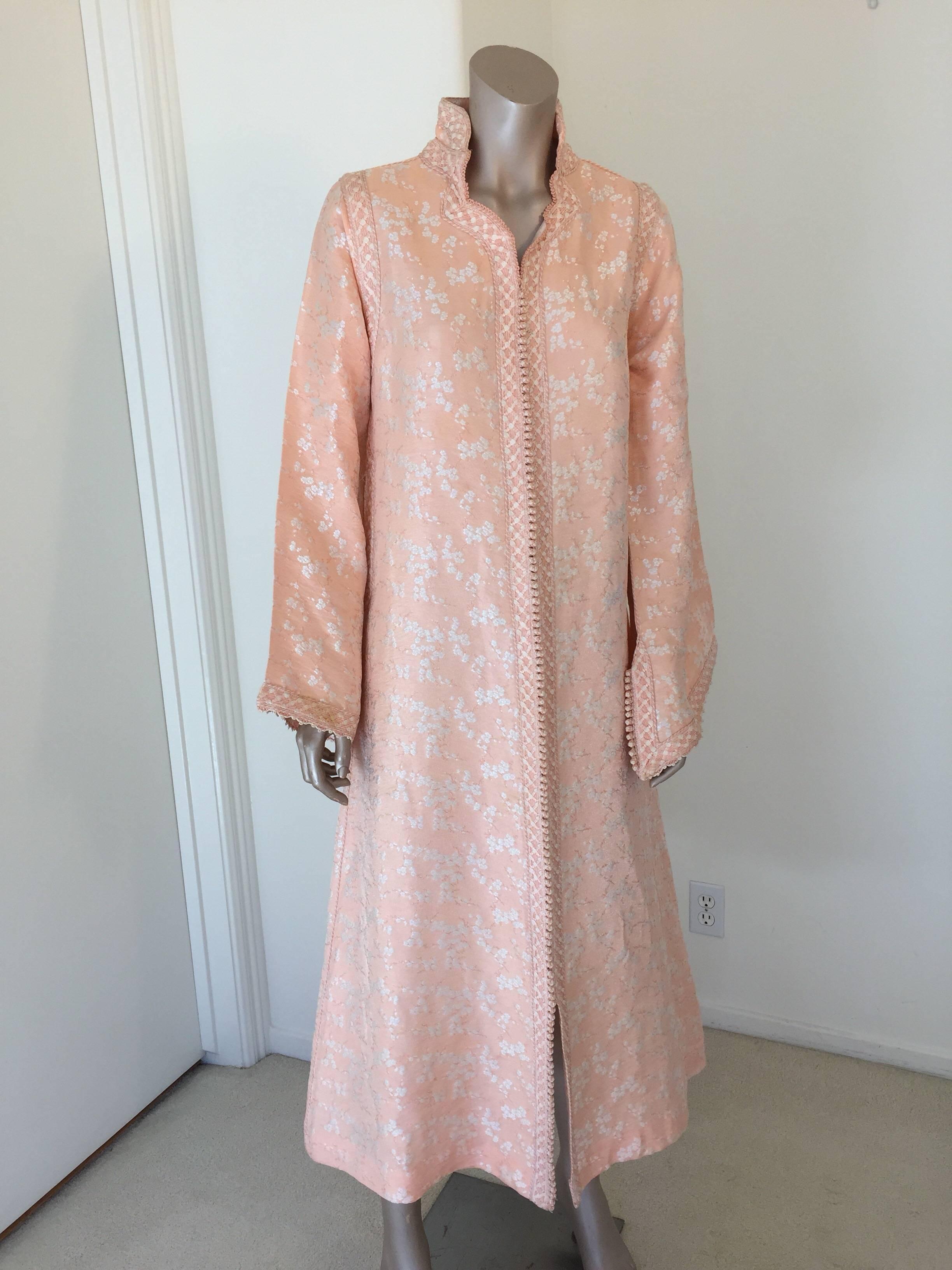 Caftan marocain en brocart pêche, robe longue caftan faite à la main par un artiste marocain. 
Robe caftan de cérémonie exotique vintage fabriquée à la main dans les années 1970 en Afrique du Nord, Maroc. 
Ce caftan maxi est réalisé dans un subtil