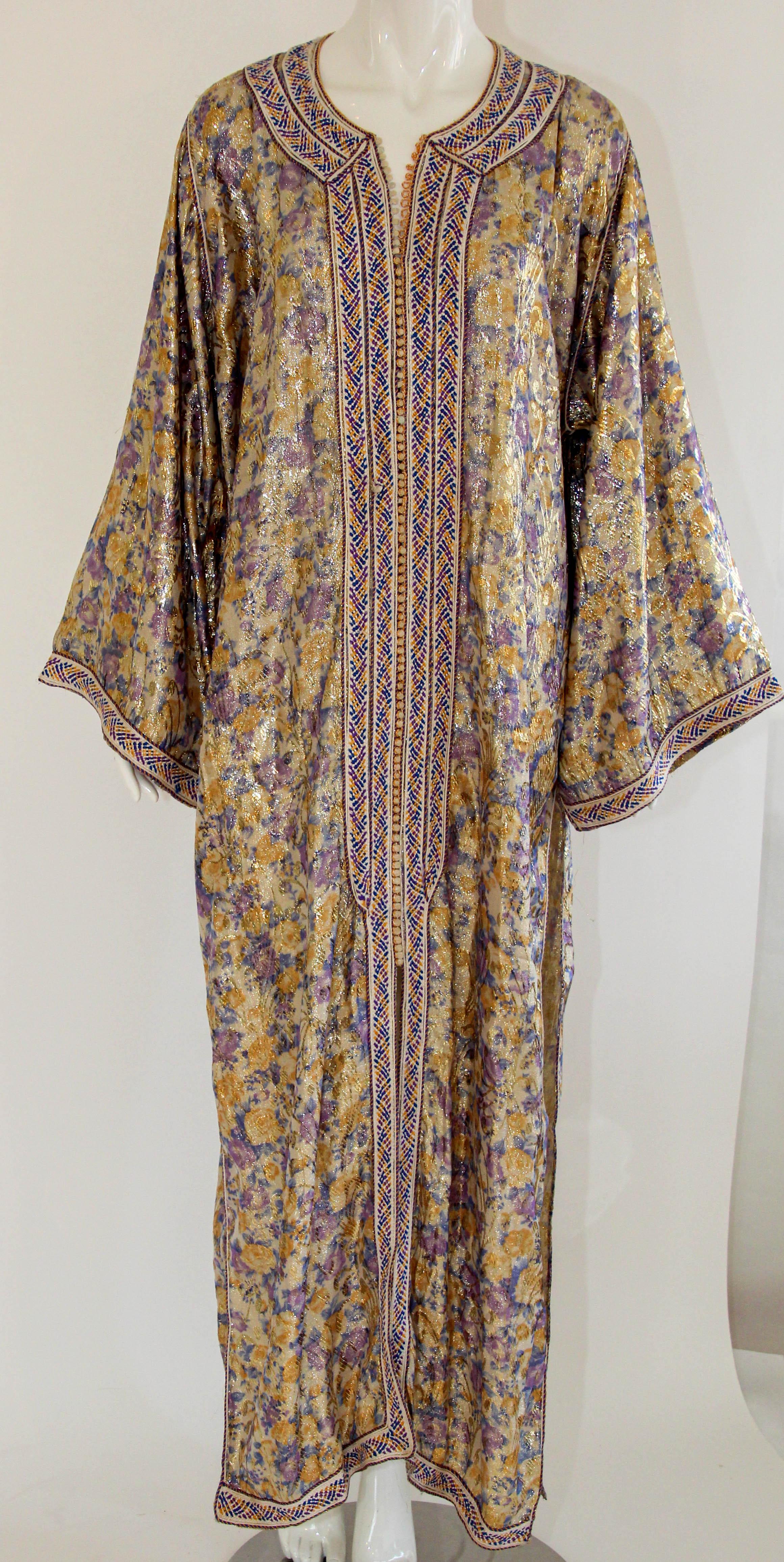 Marokkanischer Kaftan aus lila und goldenem Seidenbrokat mit Metallic-Blumenmuster im Angebot 13