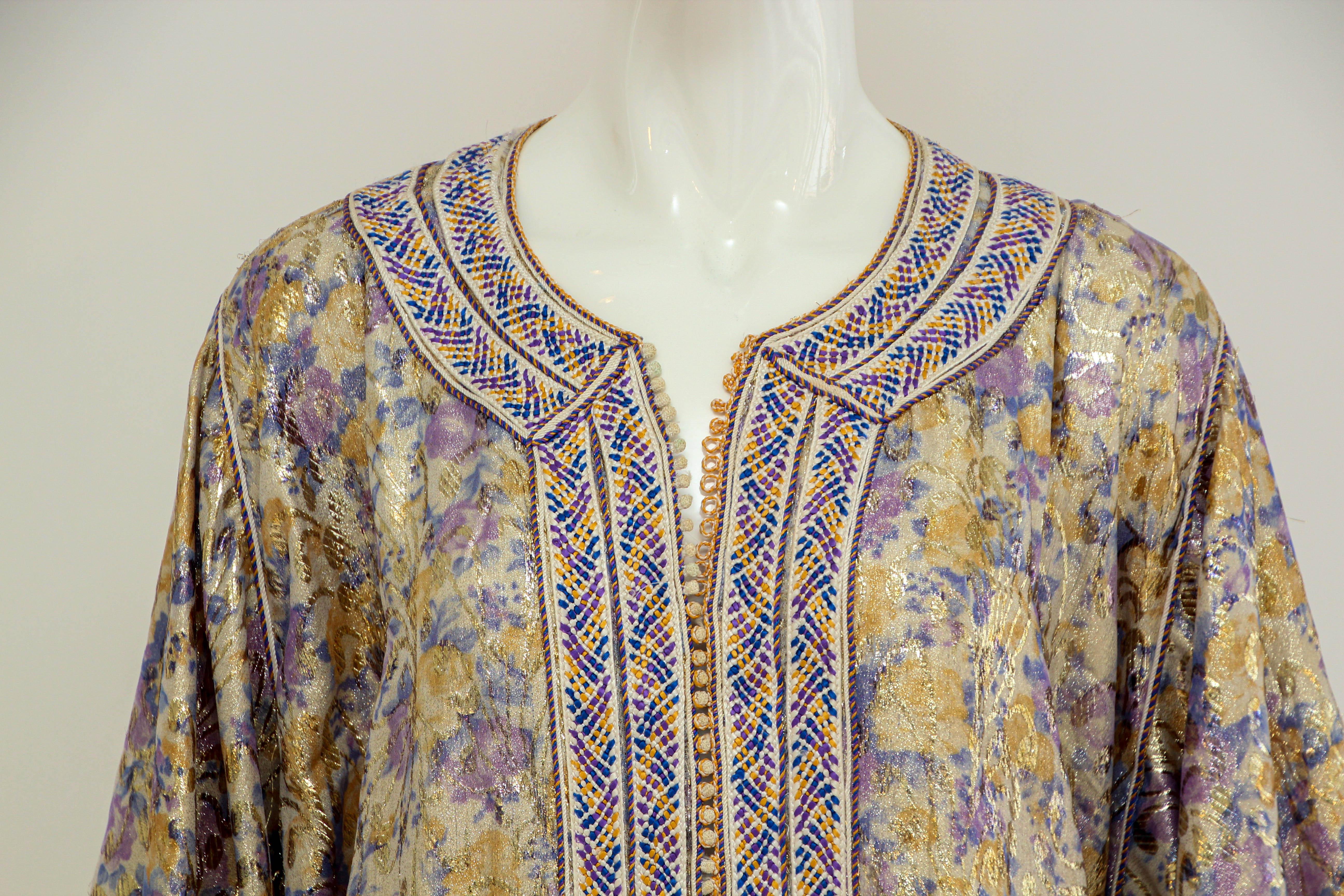 Marokkanischer Kaftan aus lila und goldenem Seidenbrokat mit Metallic-Blumenmuster im Angebot 15