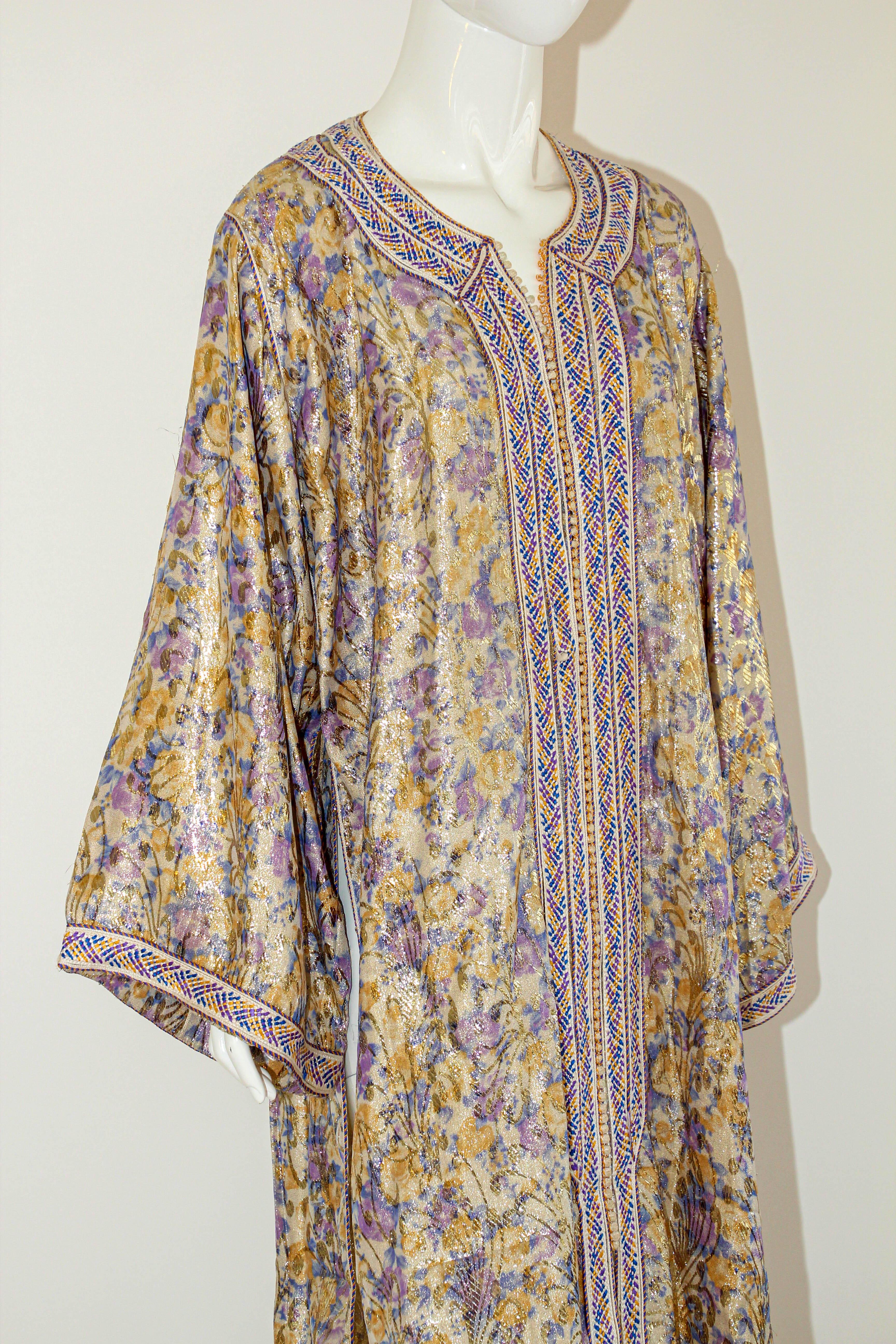 Marokkanischer Kaftan aus lila und goldenem Seidenbrokat mit Metallic-Blumenmuster im Angebot 1