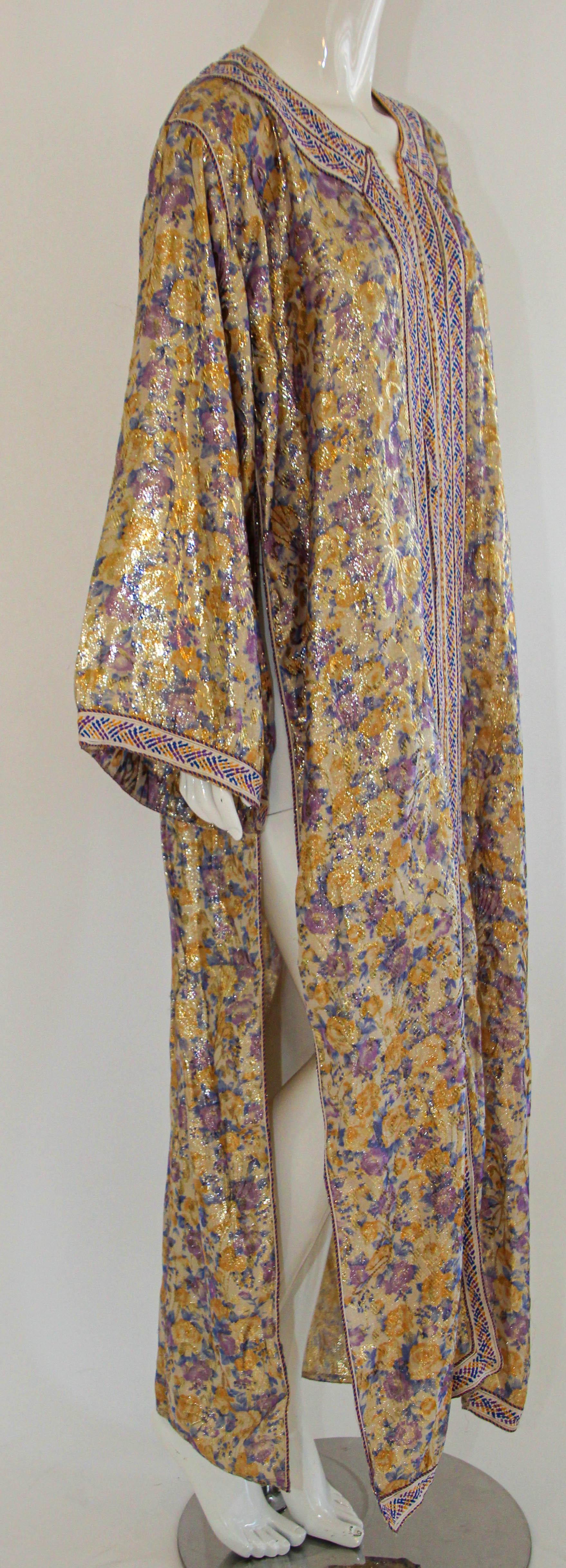 Marokkanischer Kaftan aus lila und goldenem Seidenbrokat mit Metallic-Blumenmuster im Angebot 3