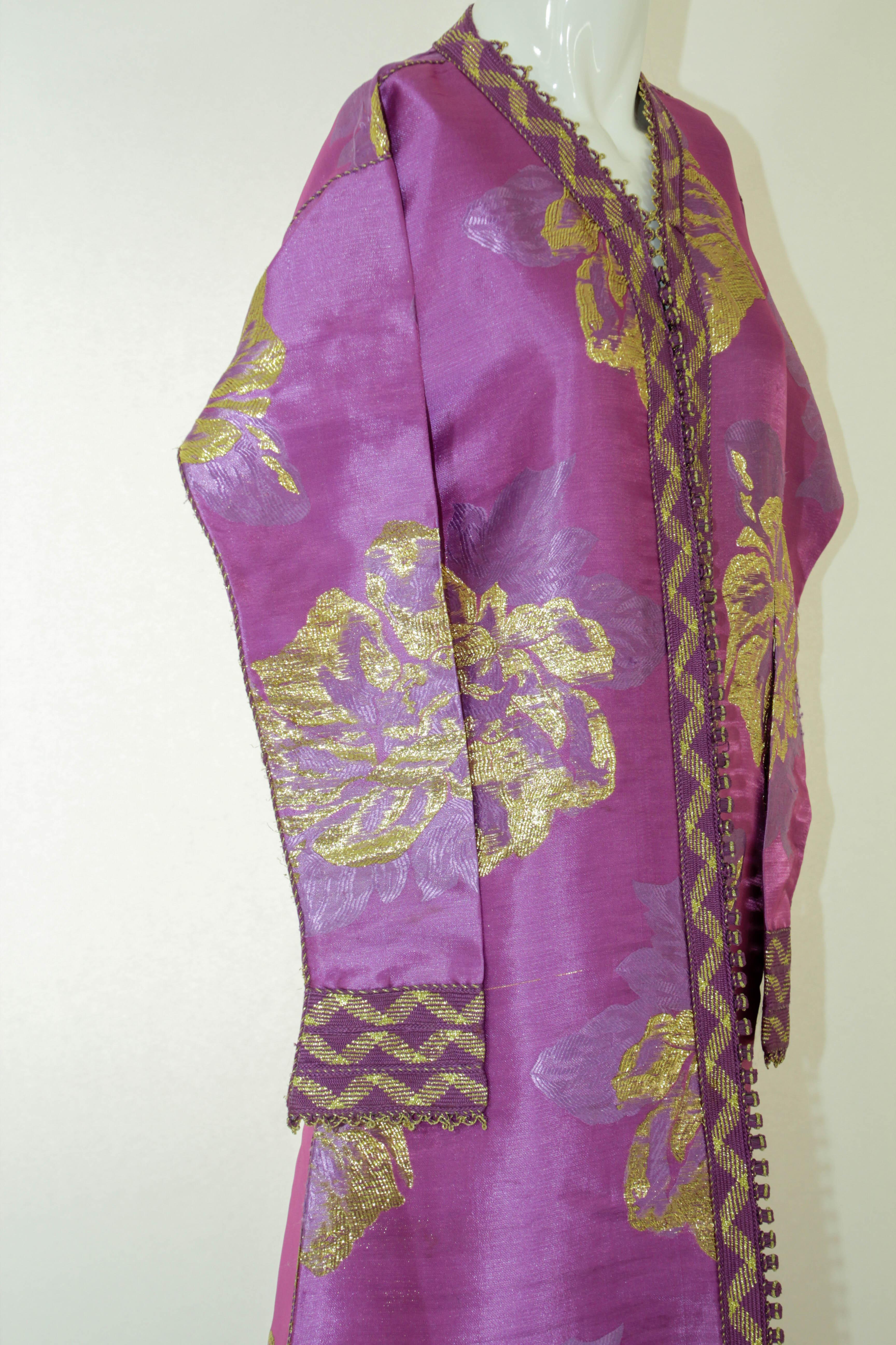 Moroccan Caftan Pink and Gold Damask Embroidered Vintage Kaftan 1960s For Sale 5