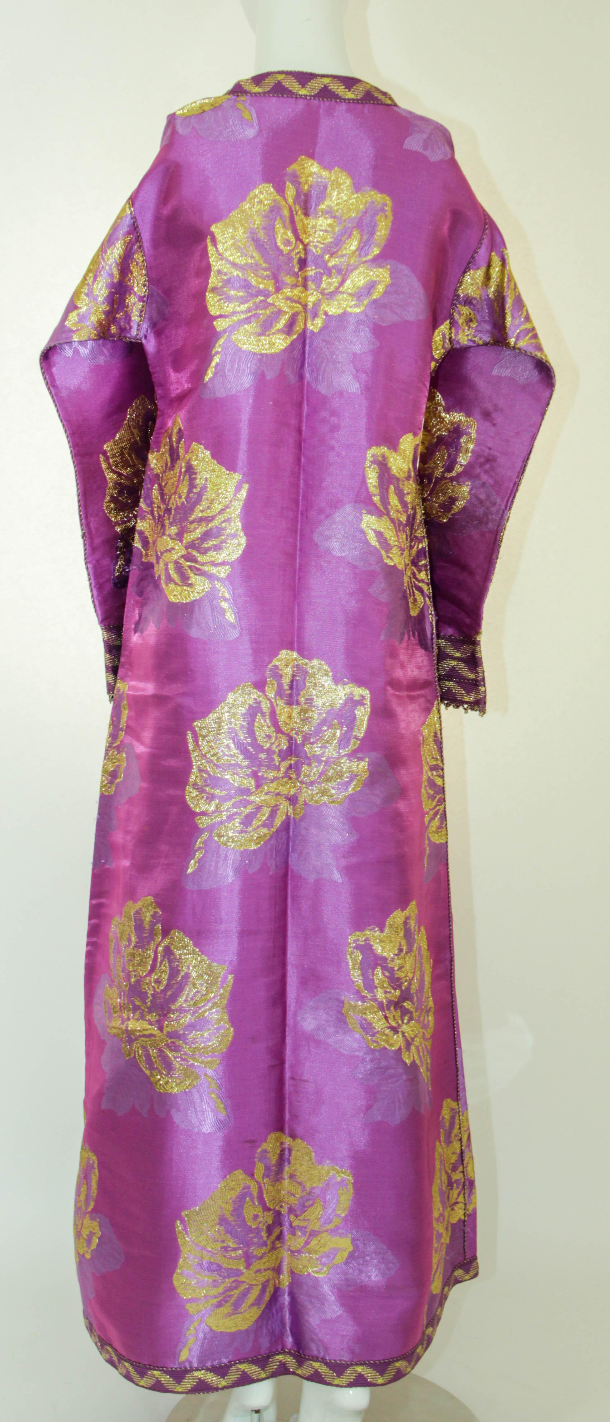 Moroccan Caftan Pink and Gold Damask Embroidered Vintage Kaftan 1960s For Sale 6