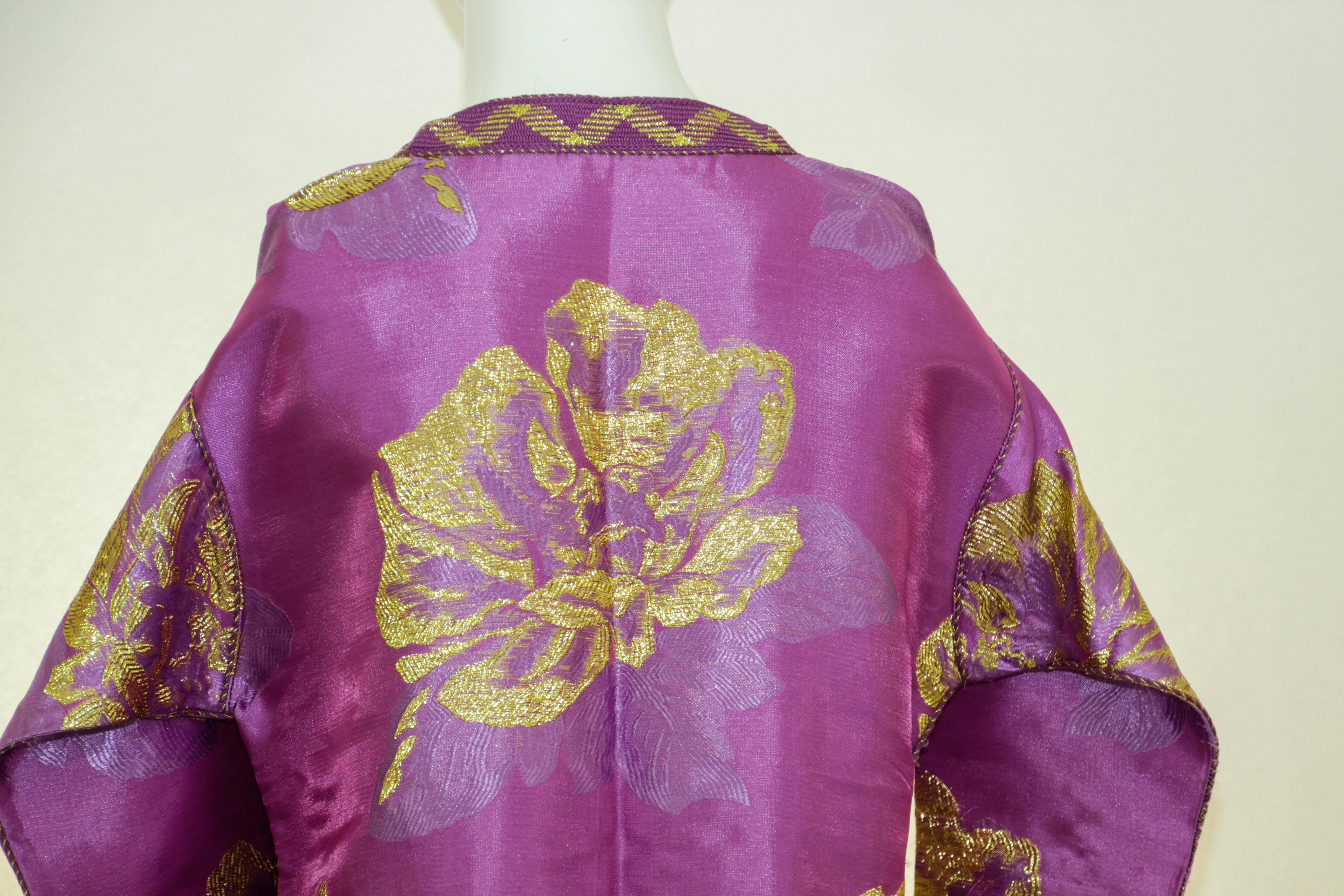 Moroccan Caftan Pink and Gold Damask Embroidered Vintage Kaftan 1960s For Sale 7