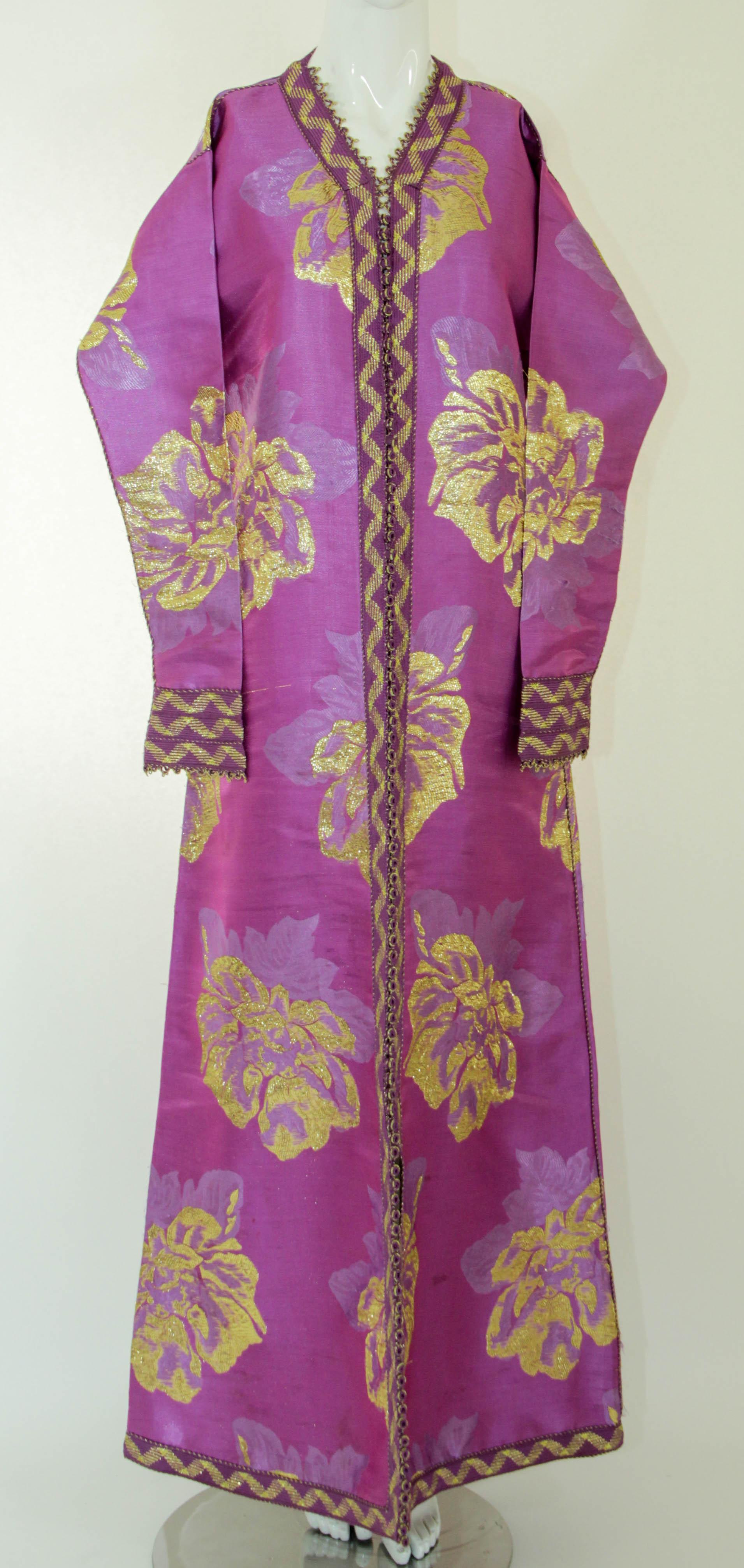 Moroccan Caftan Pink and Gold Damask Embroidered Vintage Kaftan 1960s For Sale 8