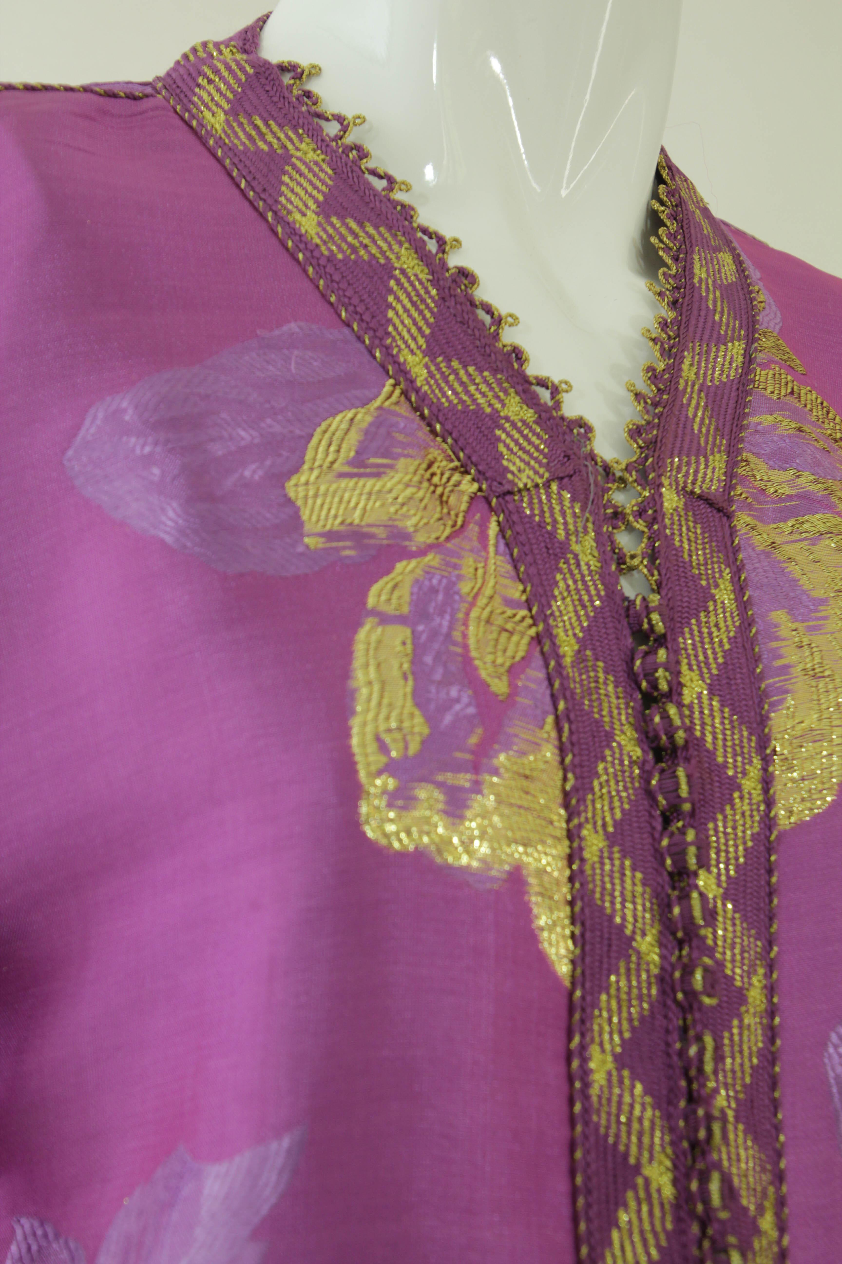 Gray Moroccan Caftan Pink and Gold Damask Embroidered Vintage Kaftan 1960s For Sale