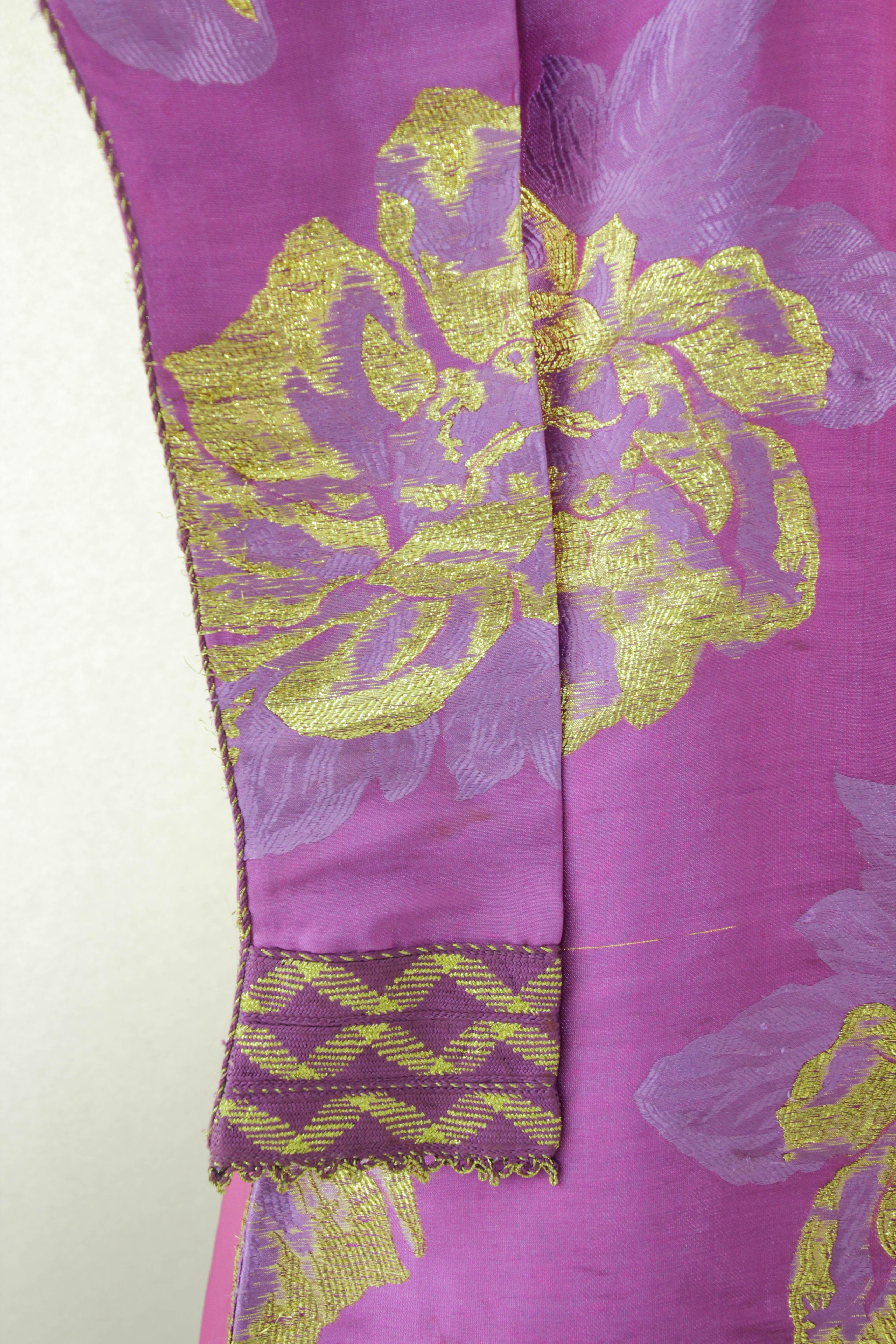 Moroccan Caftan Pink and Gold Damask Embroidered Vintage Kaftan 1960s In Good Condition For Sale In North Hollywood, CA