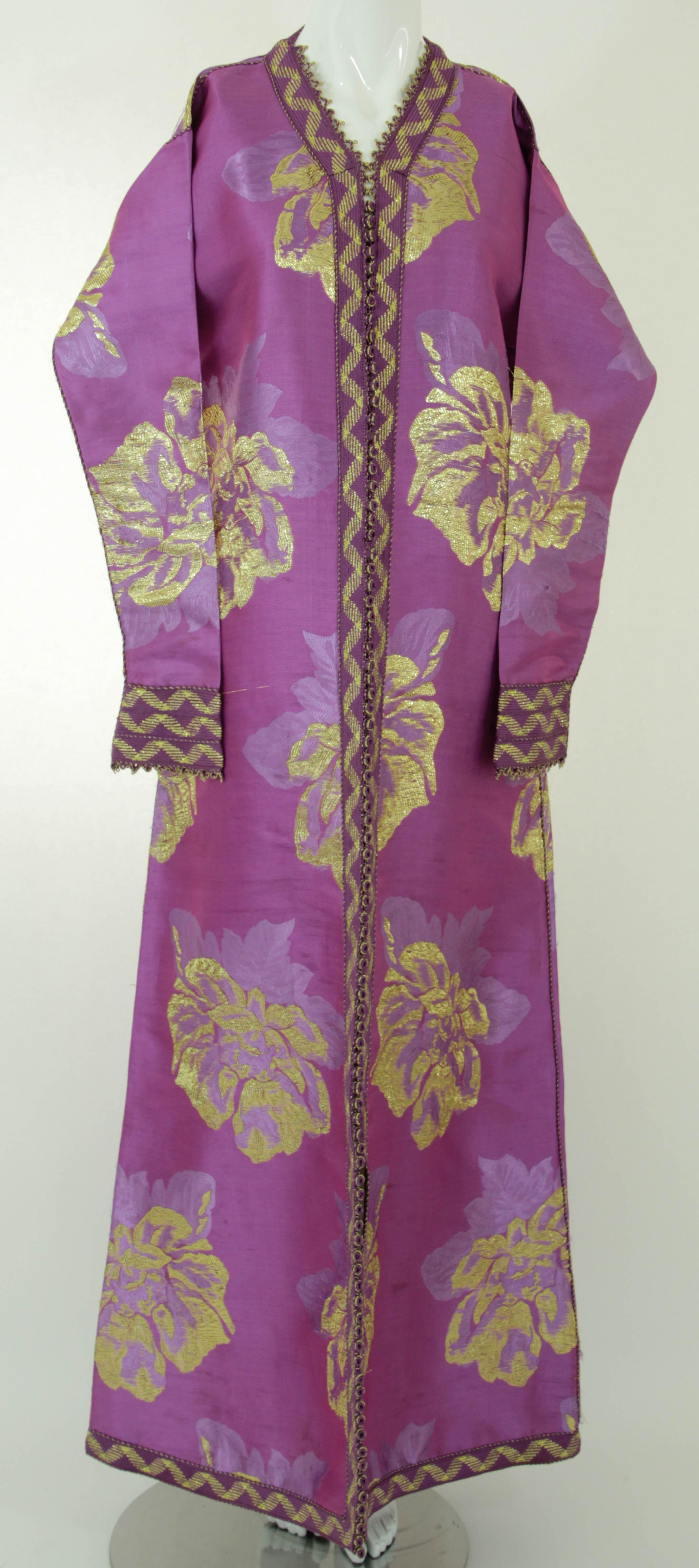 Moroccan Caftan Pink and Gold Damask Embroidered Vintage Kaftan 1960s For Sale 1