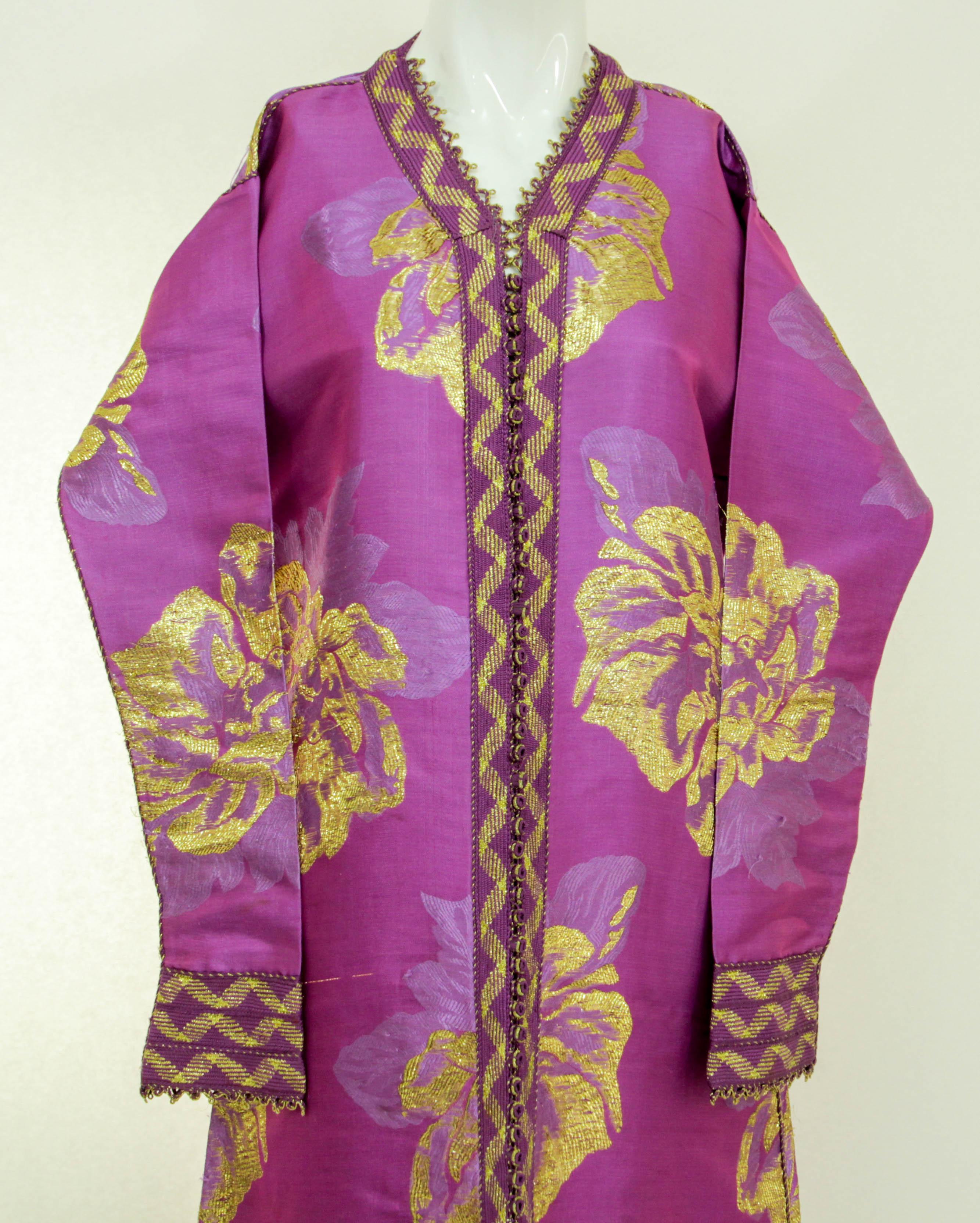 Moroccan Caftan Pink and Gold Damask Embroidered Vintage Kaftan 1960s For Sale 2