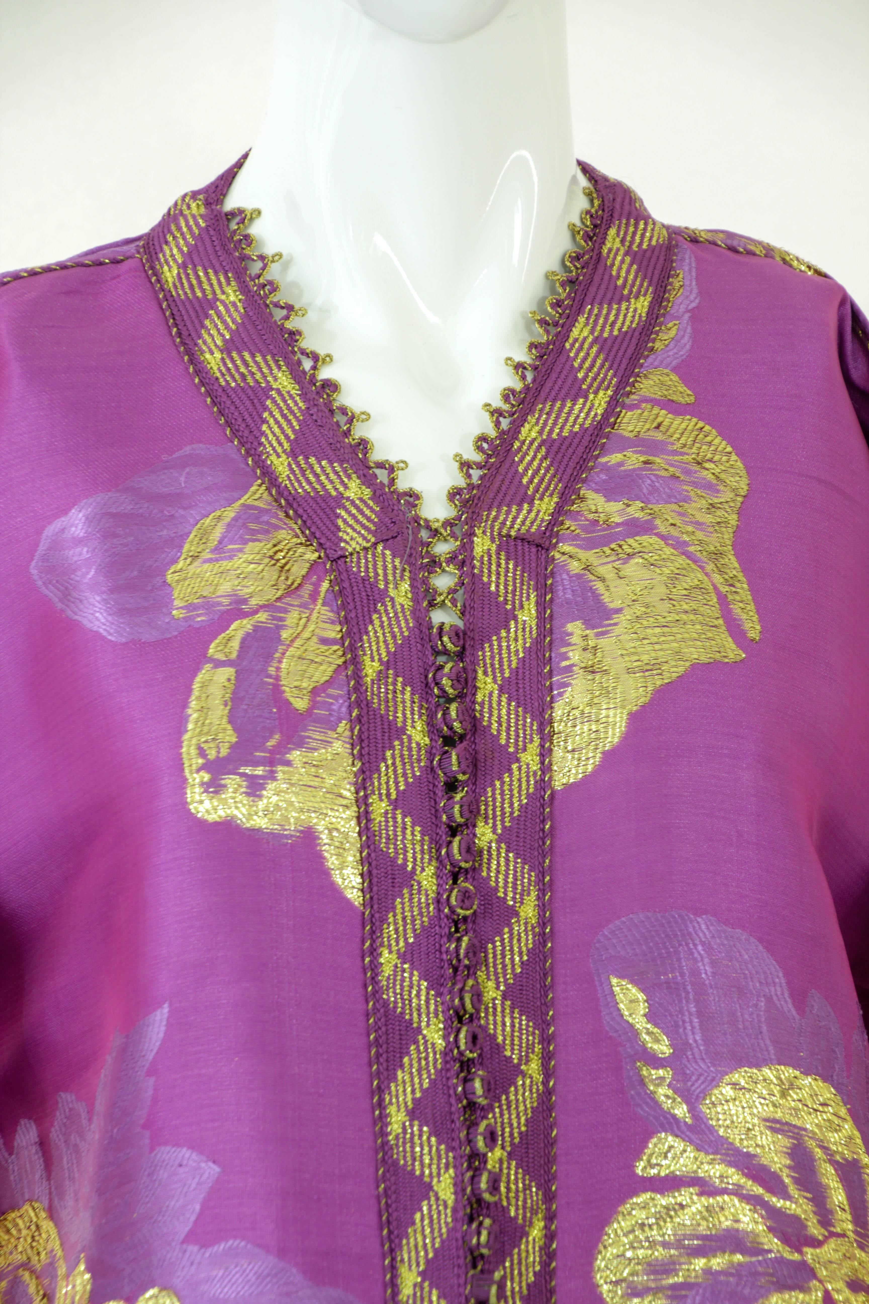 Moroccan Caftan Pink and Gold Damask Embroidered Vintage Kaftan 1960s For Sale 3