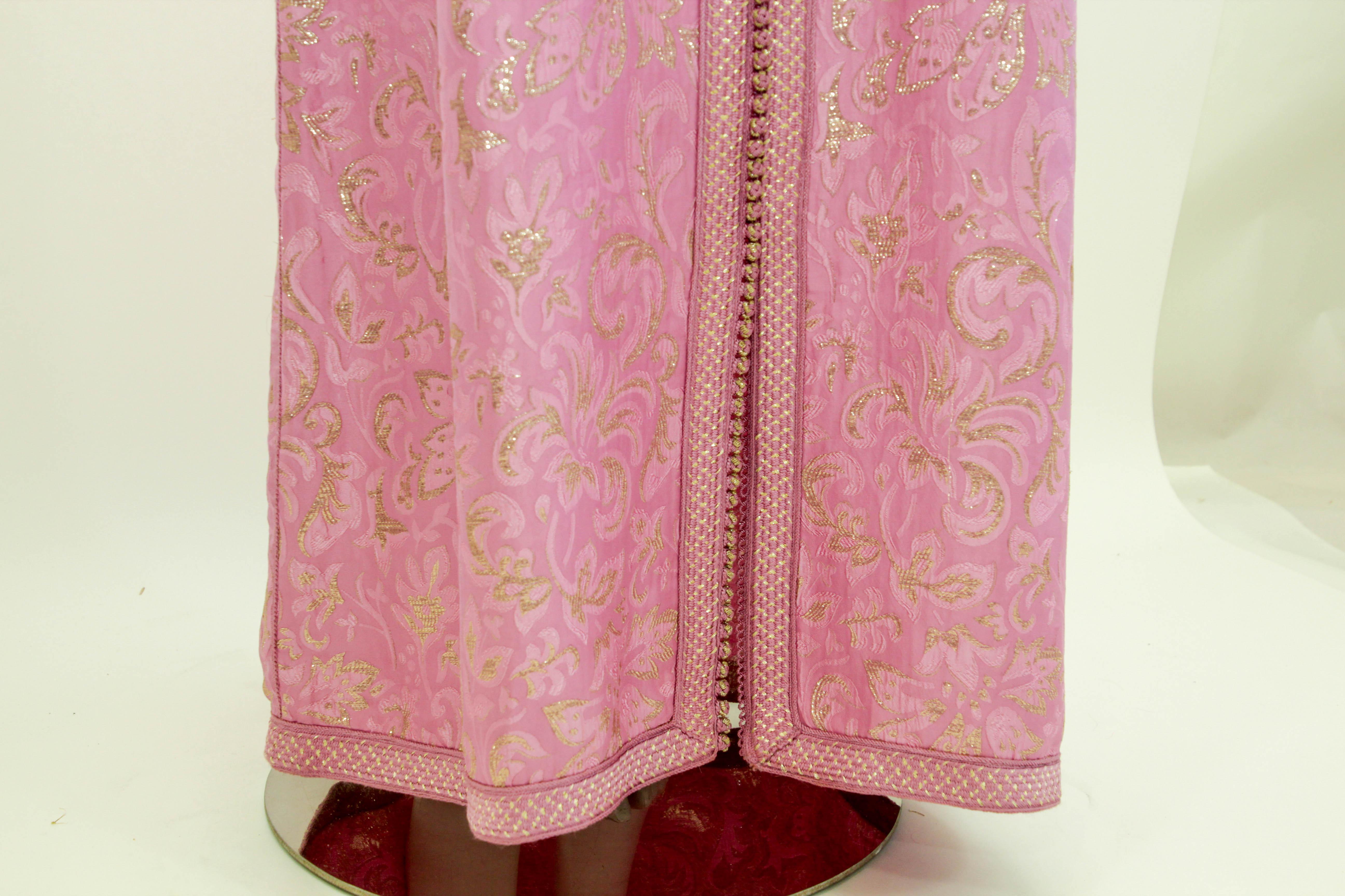 Moroccan Caftan Pink Gold Damask Embroidered Kaftan 1960s For Sale 5