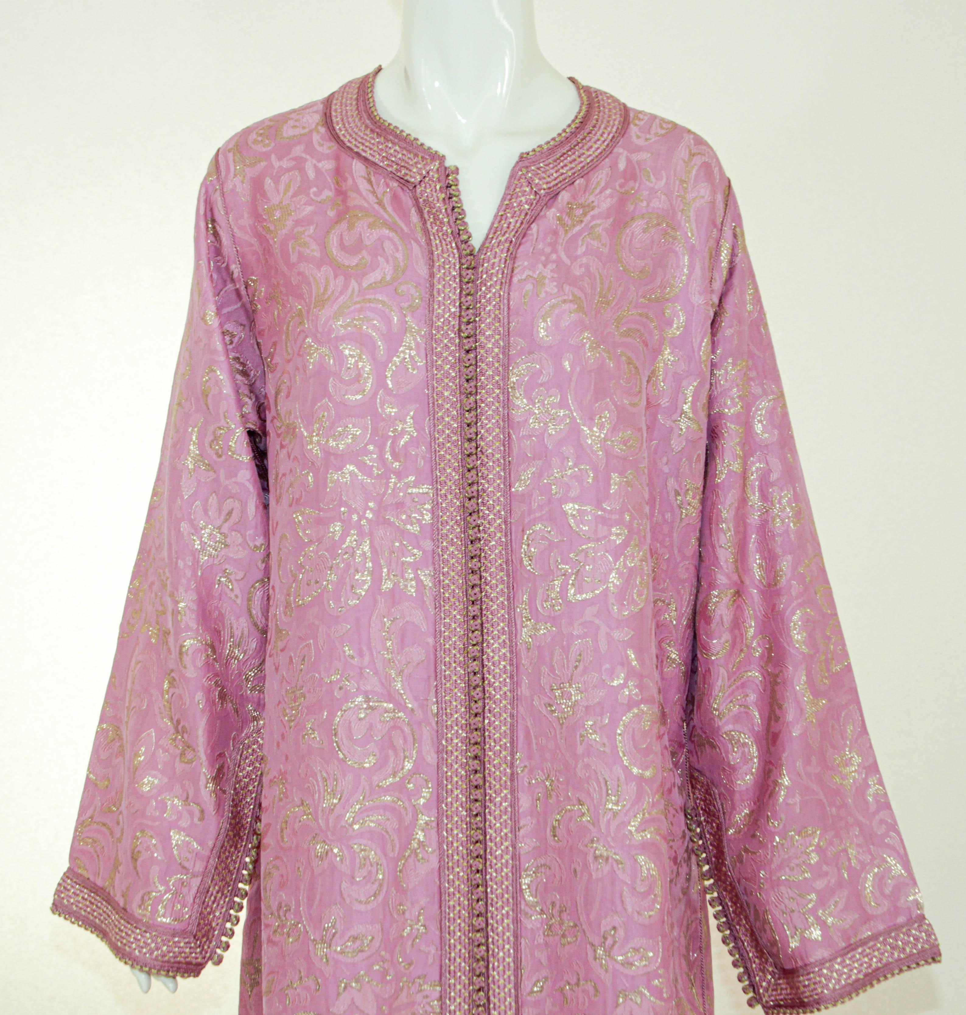 Gorgeous very elegant vintage Moroccan Caftan, gold silk damask pink with gold threads trim, Circa 1960's
The gold and pink with gold bold floral damask kaftan was custom fit.
Feel like a queen in this elegant, sumptuous, Moroccan caftan with its