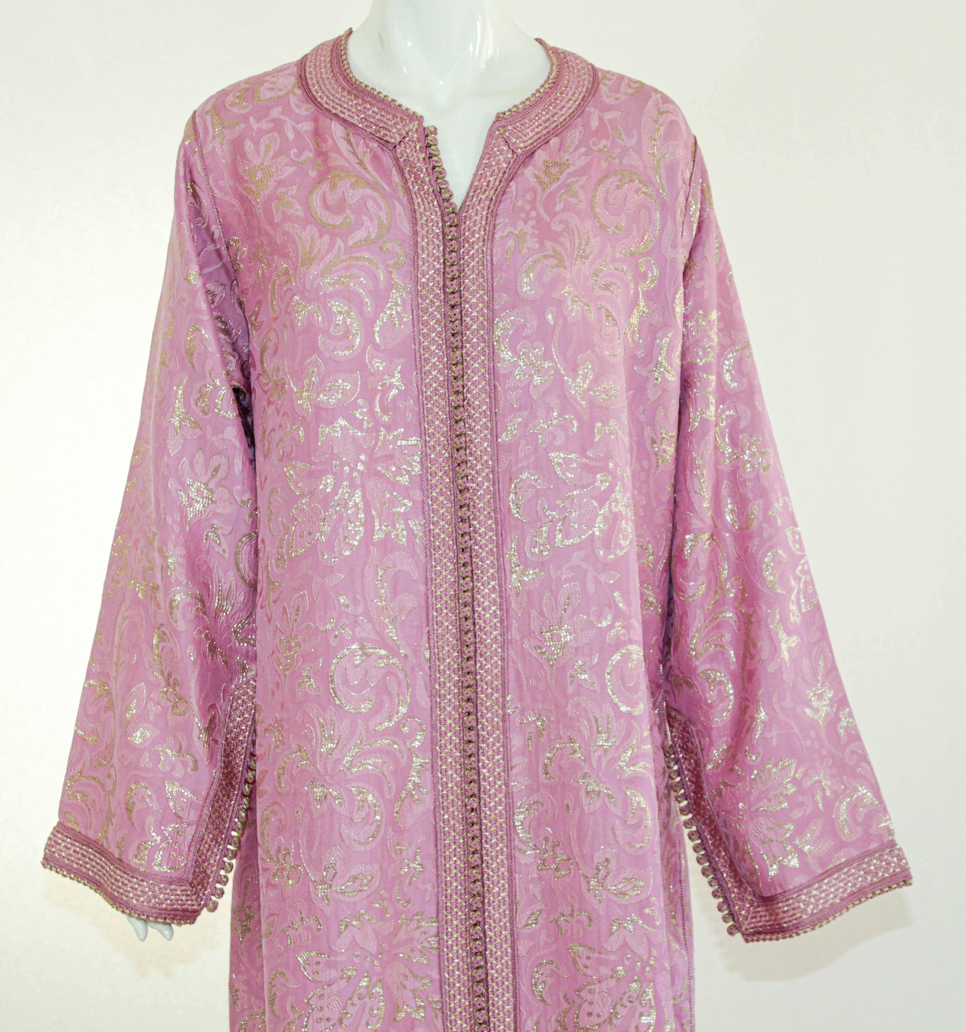 Moroccan Caftan Pink Gold Damask Embroidered Kaftan 1960s In Good Condition For Sale In North Hollywood, CA