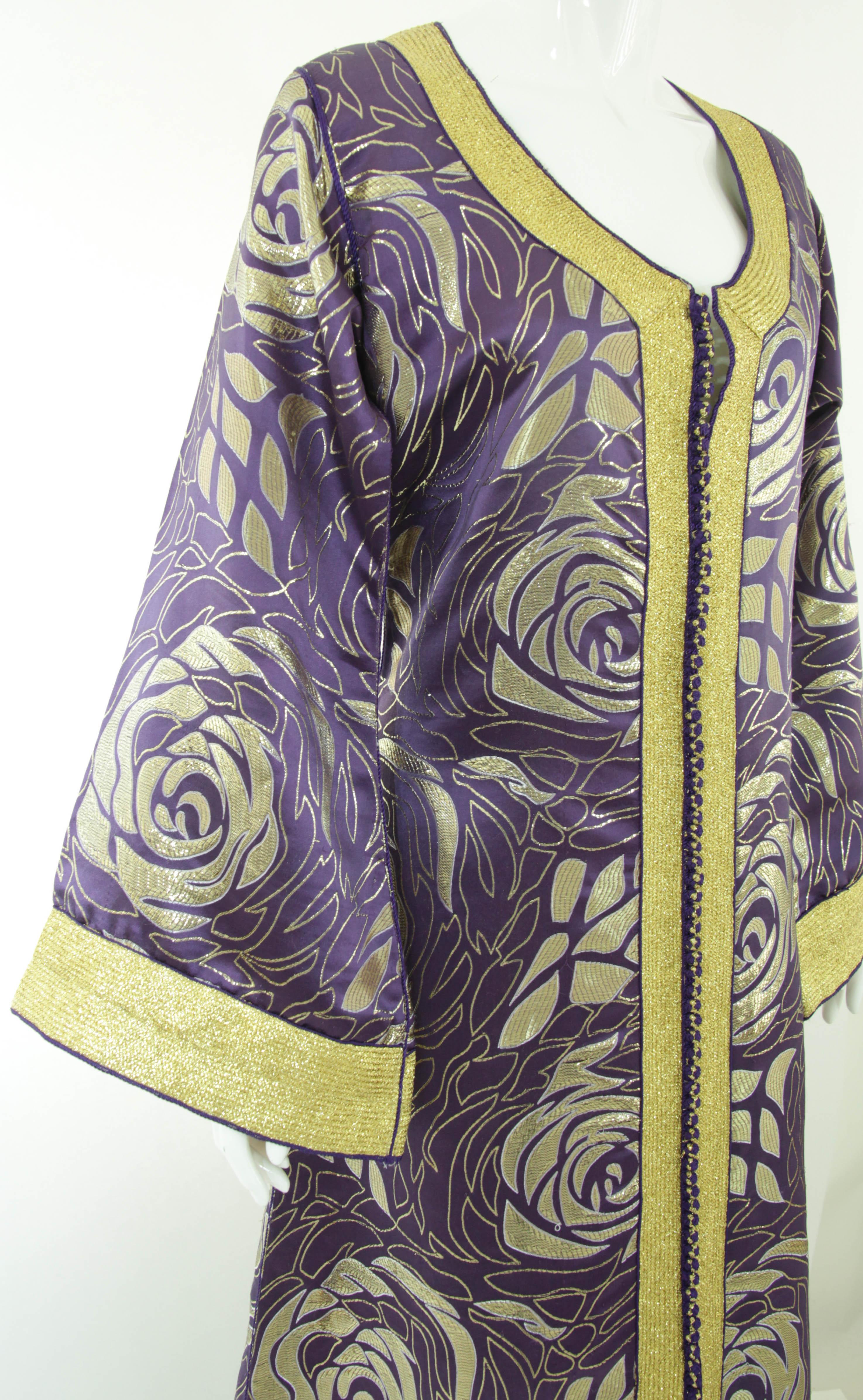 Moroccan Caftan Purple and Gold Damask Embroidered Vintage Kaftan 1960s For Sale 6