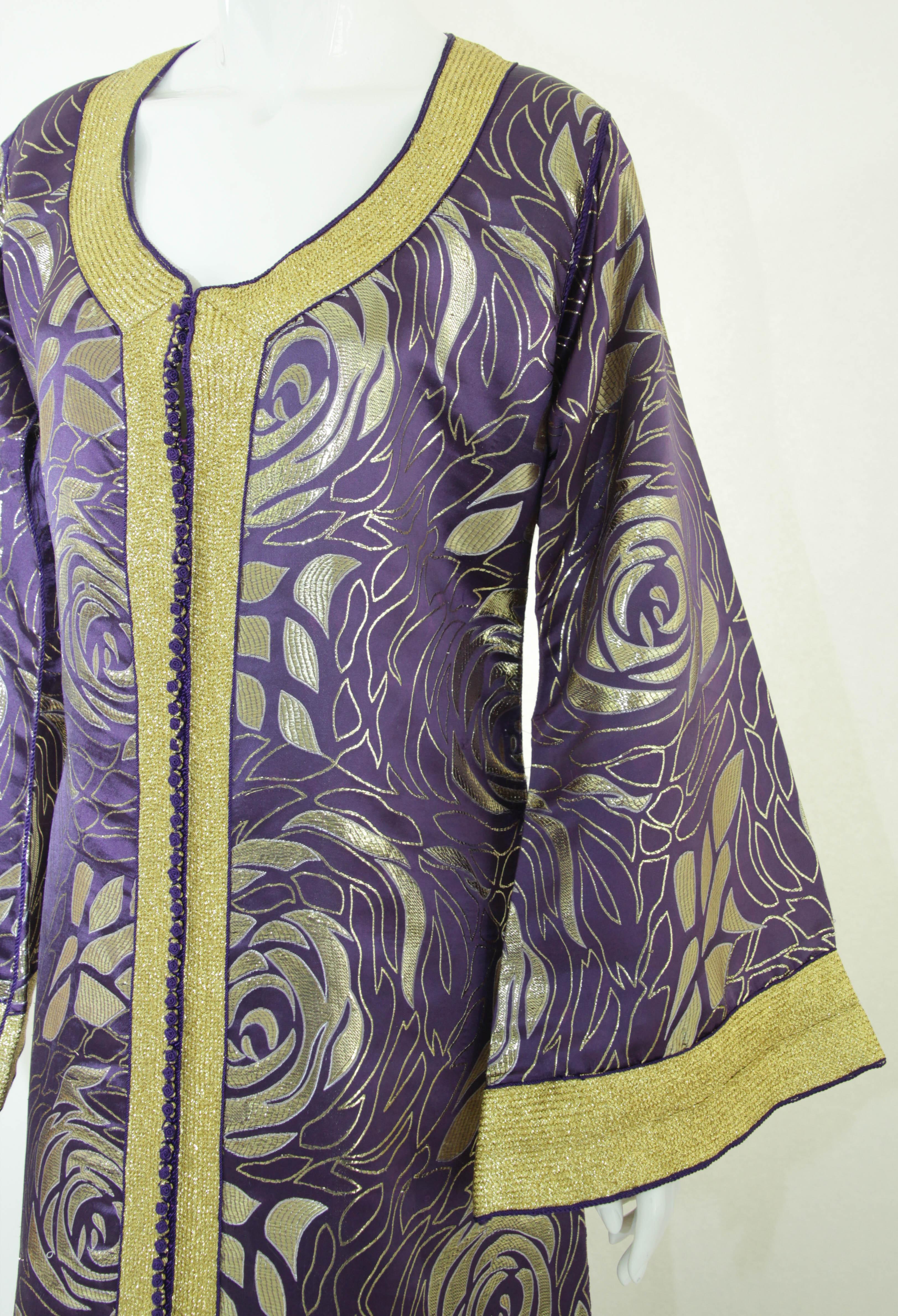 Moroccan Caftan Purple and Gold Damask Embroidered Vintage Kaftan 1960s For Sale 7