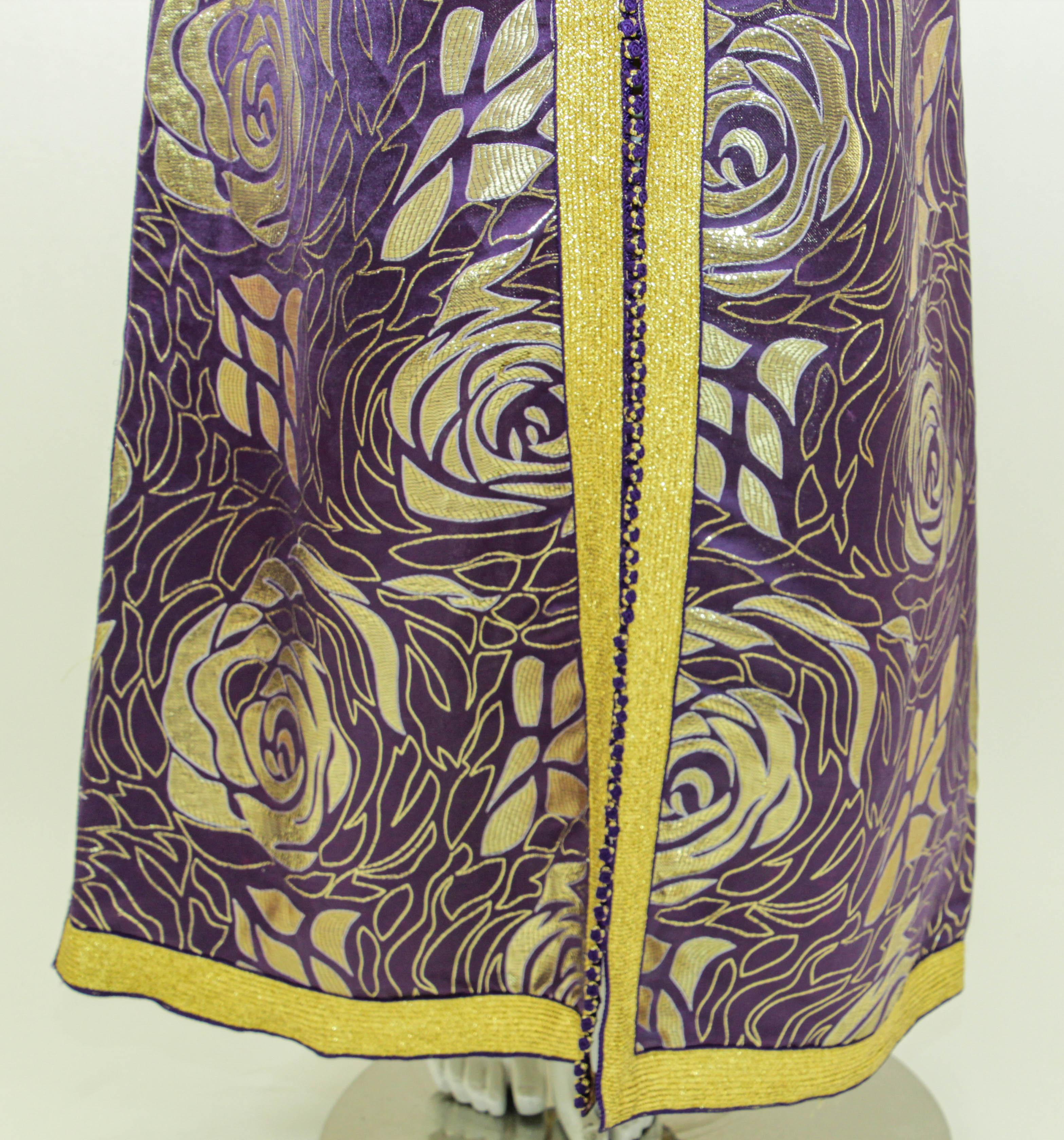 Moroccan Caftan Purple and Gold Damask Embroidered Vintage Kaftan 1960s For Sale 8
