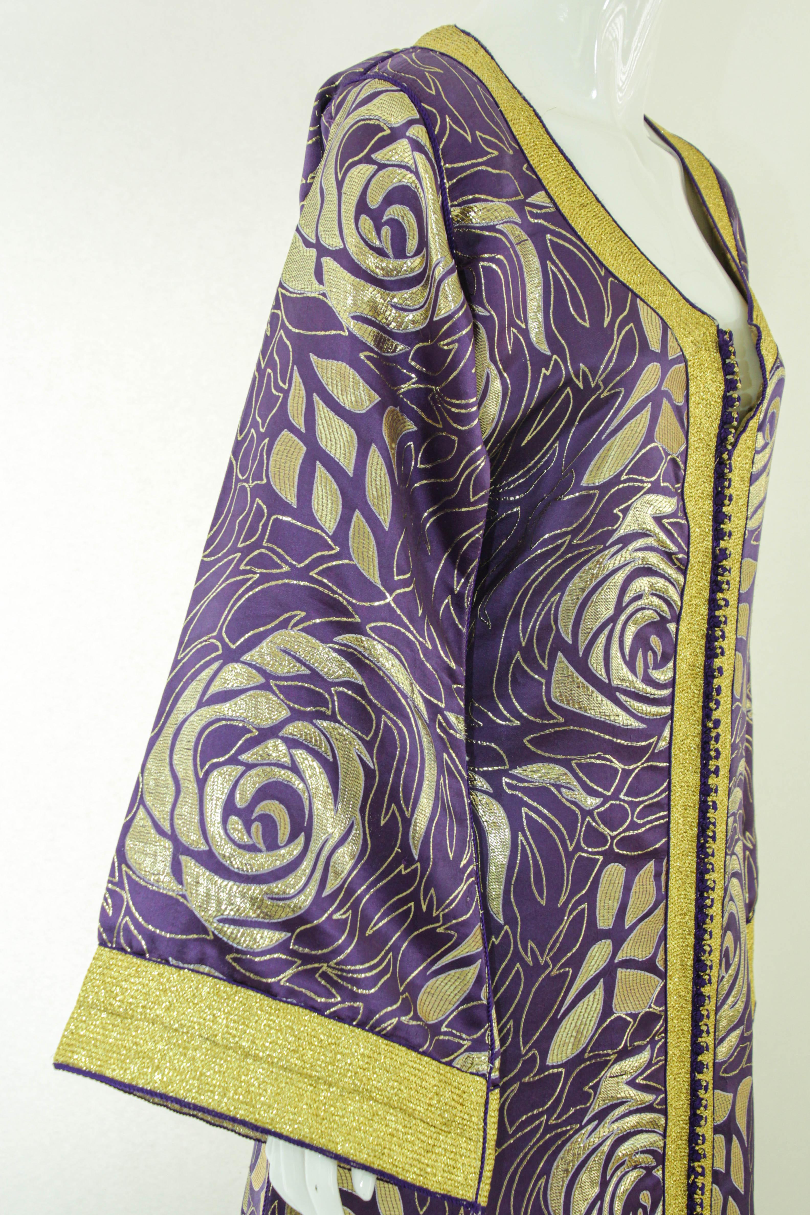 Moroccan Caftan Purple and Gold Damask Embroidered Vintage Kaftan 1960s For Sale 9