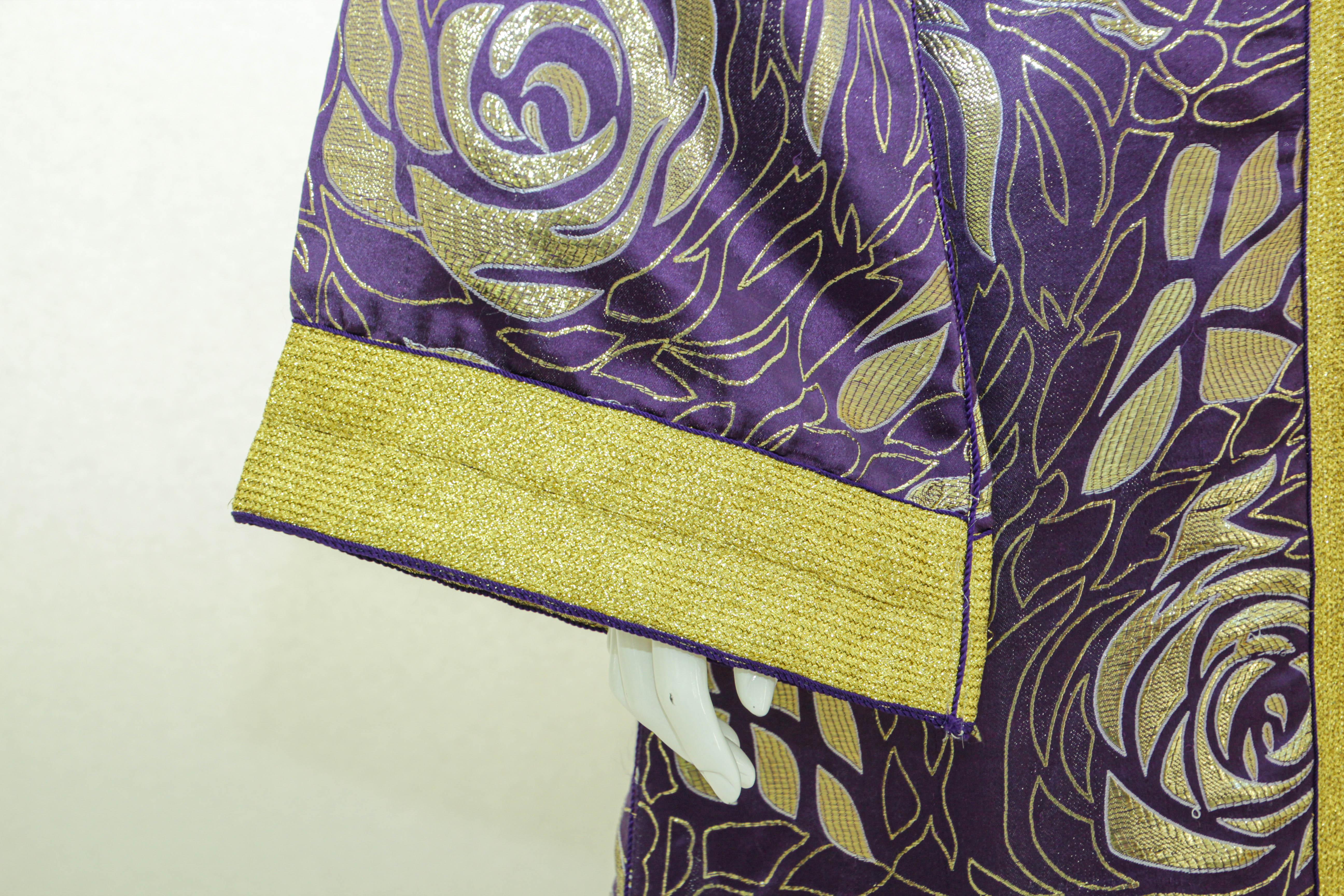 Moroccan Caftan Purple and Gold Damask Embroidered Vintage Kaftan 1960s For Sale 11