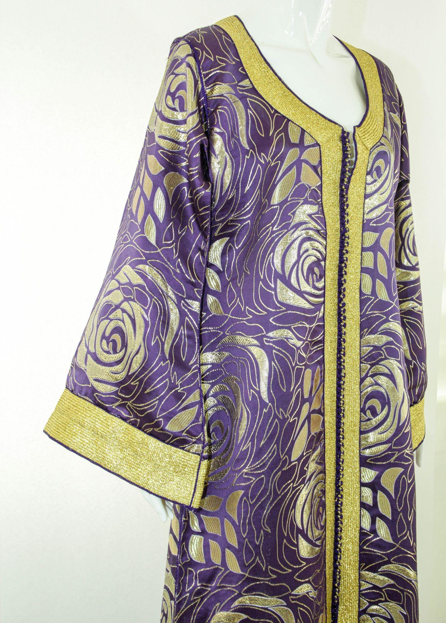 Marokkanischer Kaftan im Vintage-Stil, lila und goldener Damast, bestickt, 1960er Jahre (Maurisch) im Angebot