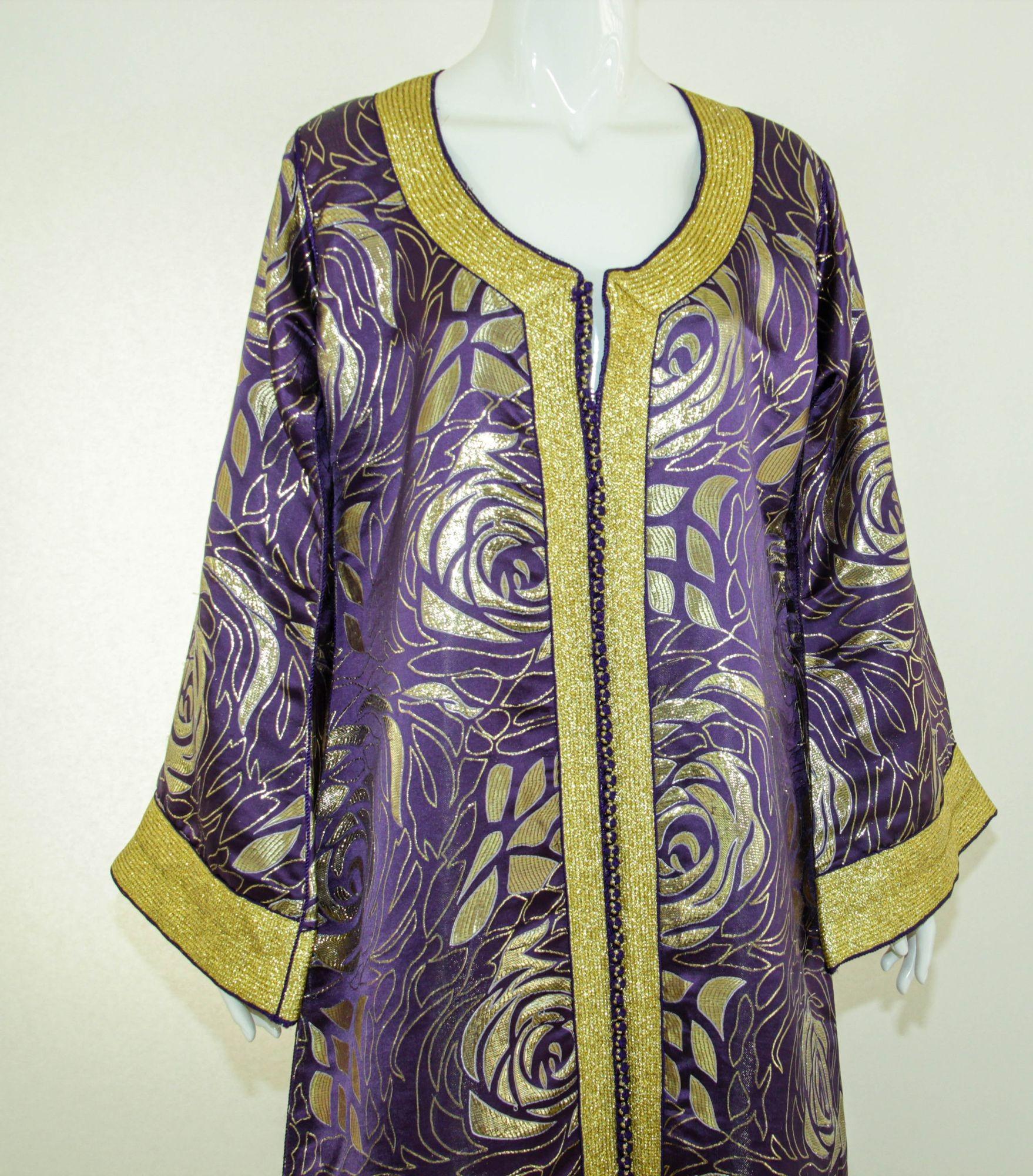 Marokkanischer Kaftan im Vintage-Stil, lila und goldener Damast, bestickt, 1960er Jahre (Handgefertigt) im Angebot