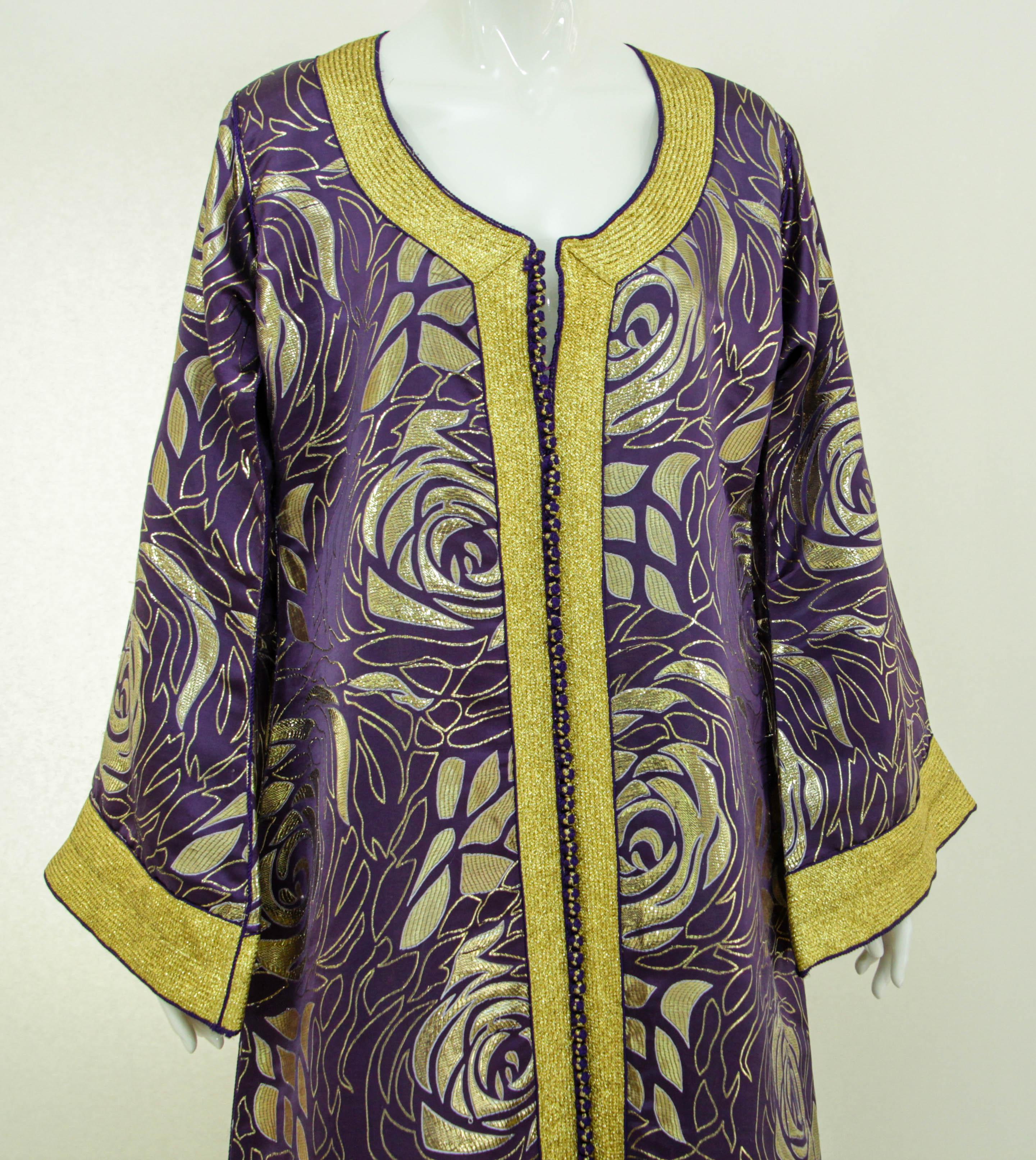 Moroccan Caftan Purple and Gold Damask Embroidered Vintage Kaftan 1960s In Good Condition For Sale In North Hollywood, CA