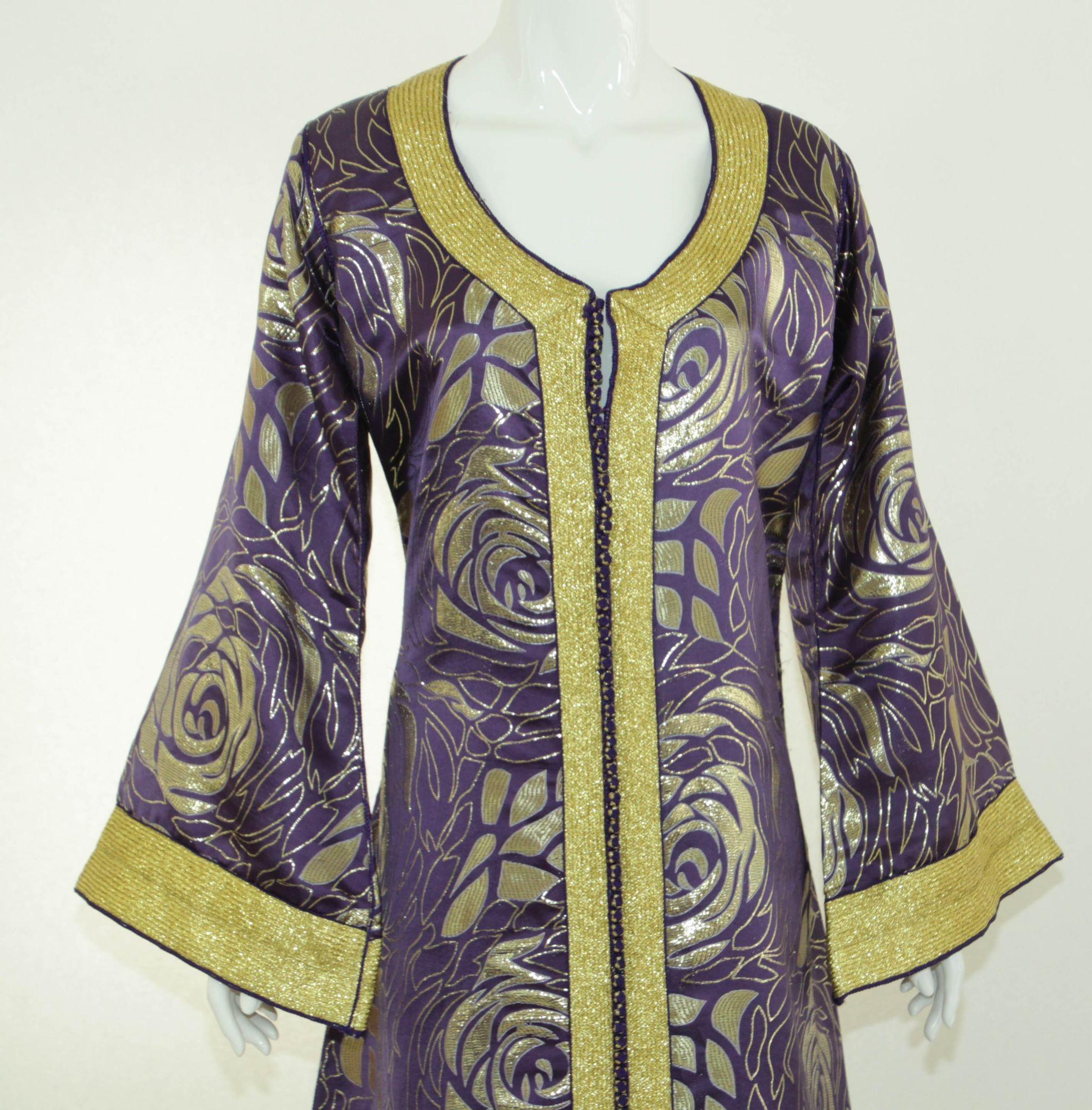 Marokkanischer Kaftan im Vintage-Stil, lila und goldener Damast, bestickt, 1960er Jahre im Zustand „Gut“ im Angebot in North Hollywood, CA