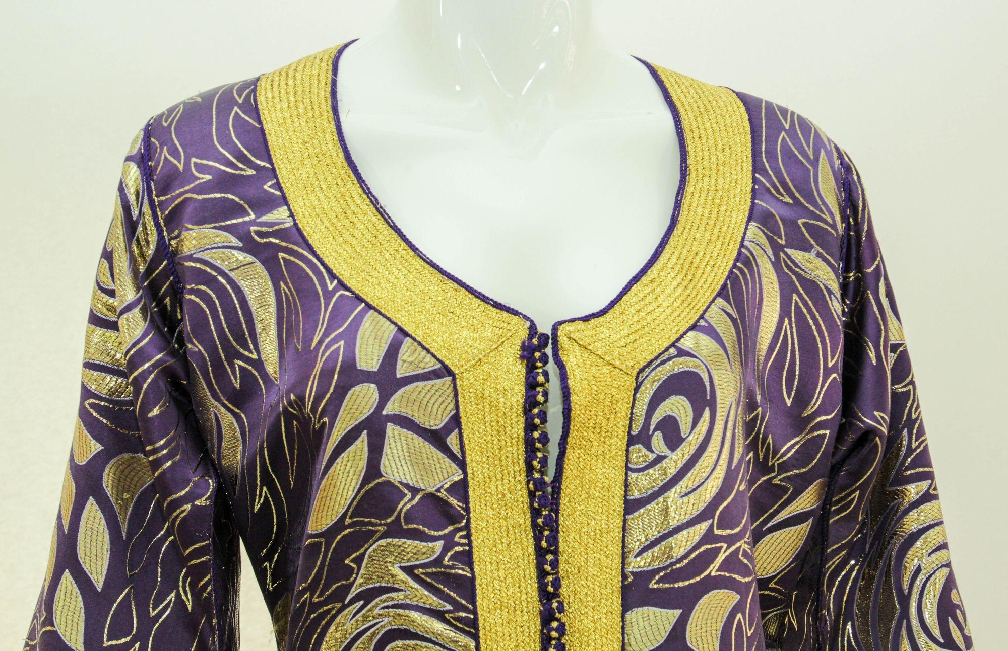 Marokkanischer Kaftan im Vintage-Stil, lila und goldener Damast, bestickt, 1960er Jahre (20. Jahrhundert) im Angebot