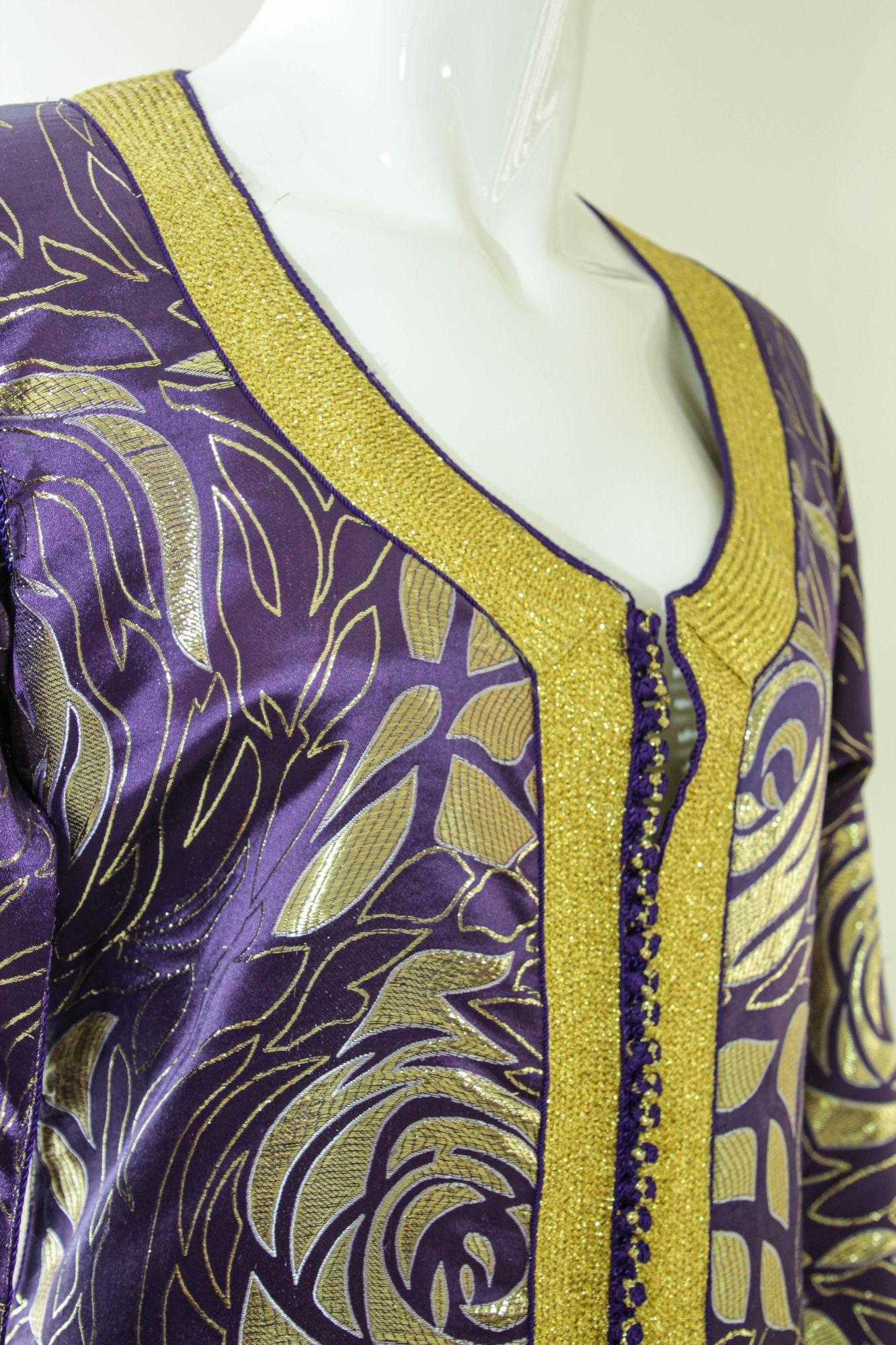 Marokkanischer Kaftan im Vintage-Stil, lila und goldener Damast, bestickt, 1960er Jahre im Angebot 1